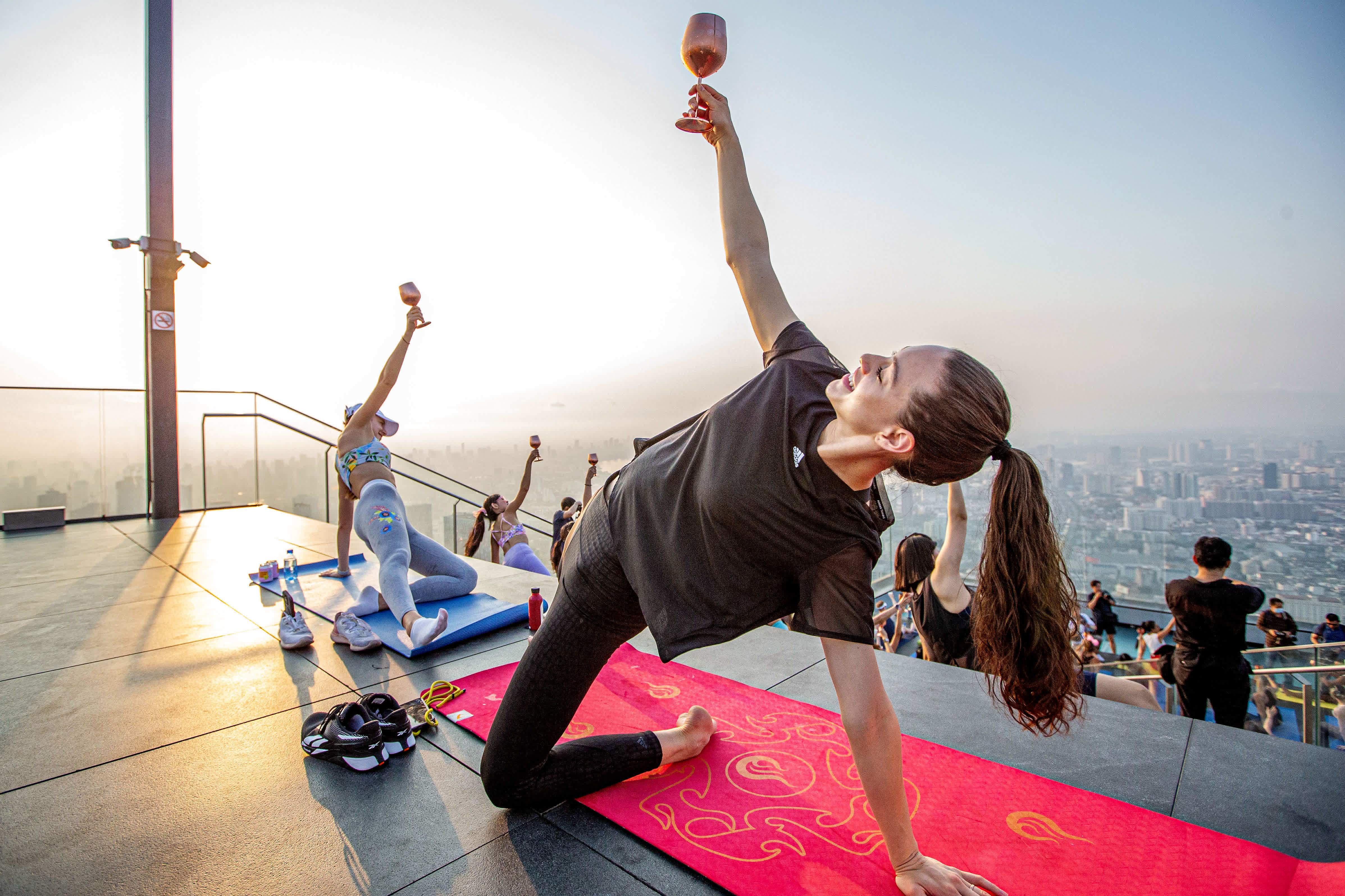 4月8日，瑜伽愛好者在泰國曼谷王權雲頂大廈練習瑜伽。（新華社）