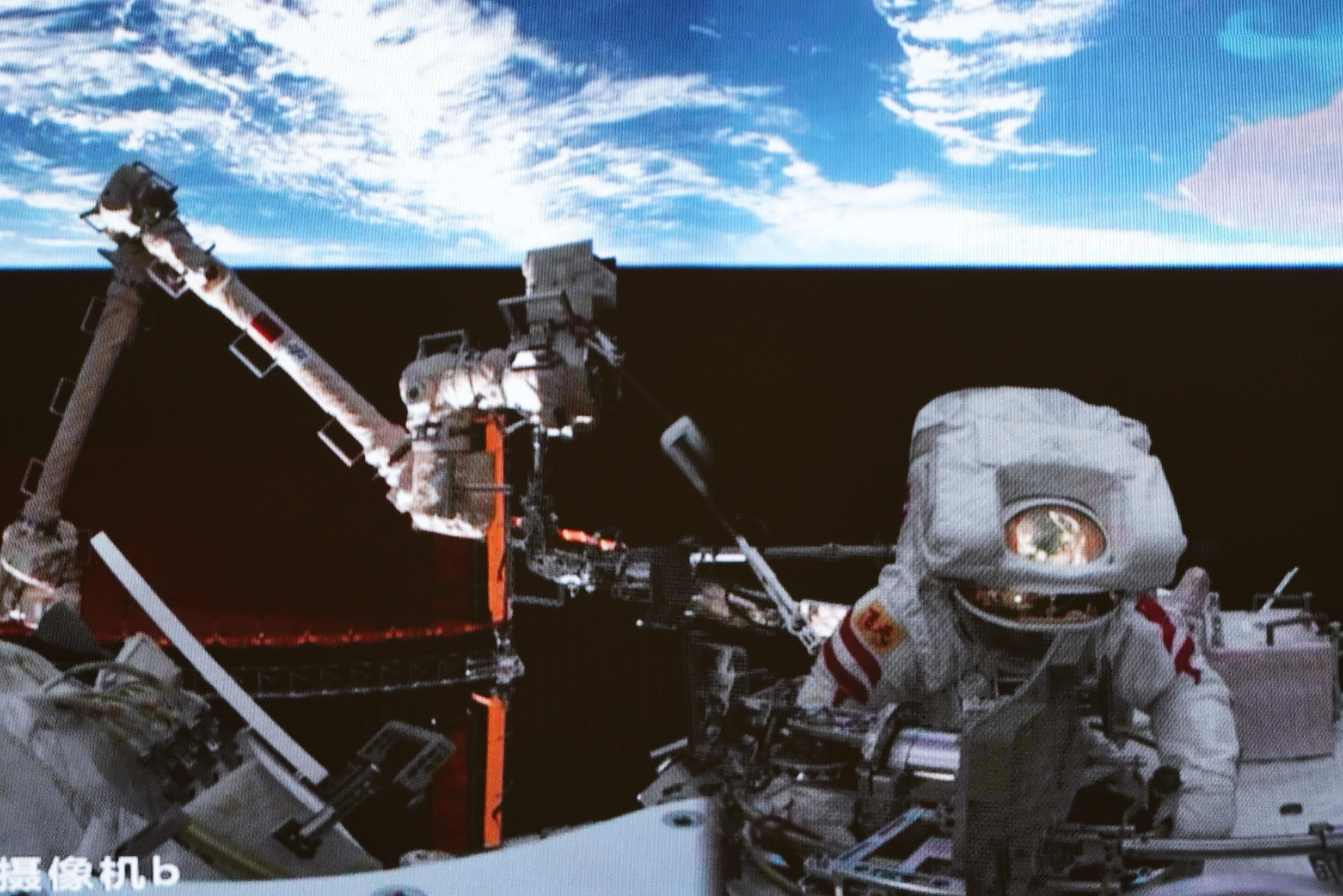 4月15日在北京航天飛行控制中心拍攝的神舟十五號航天員費俊龍成功出艙的畫面。（新華社）