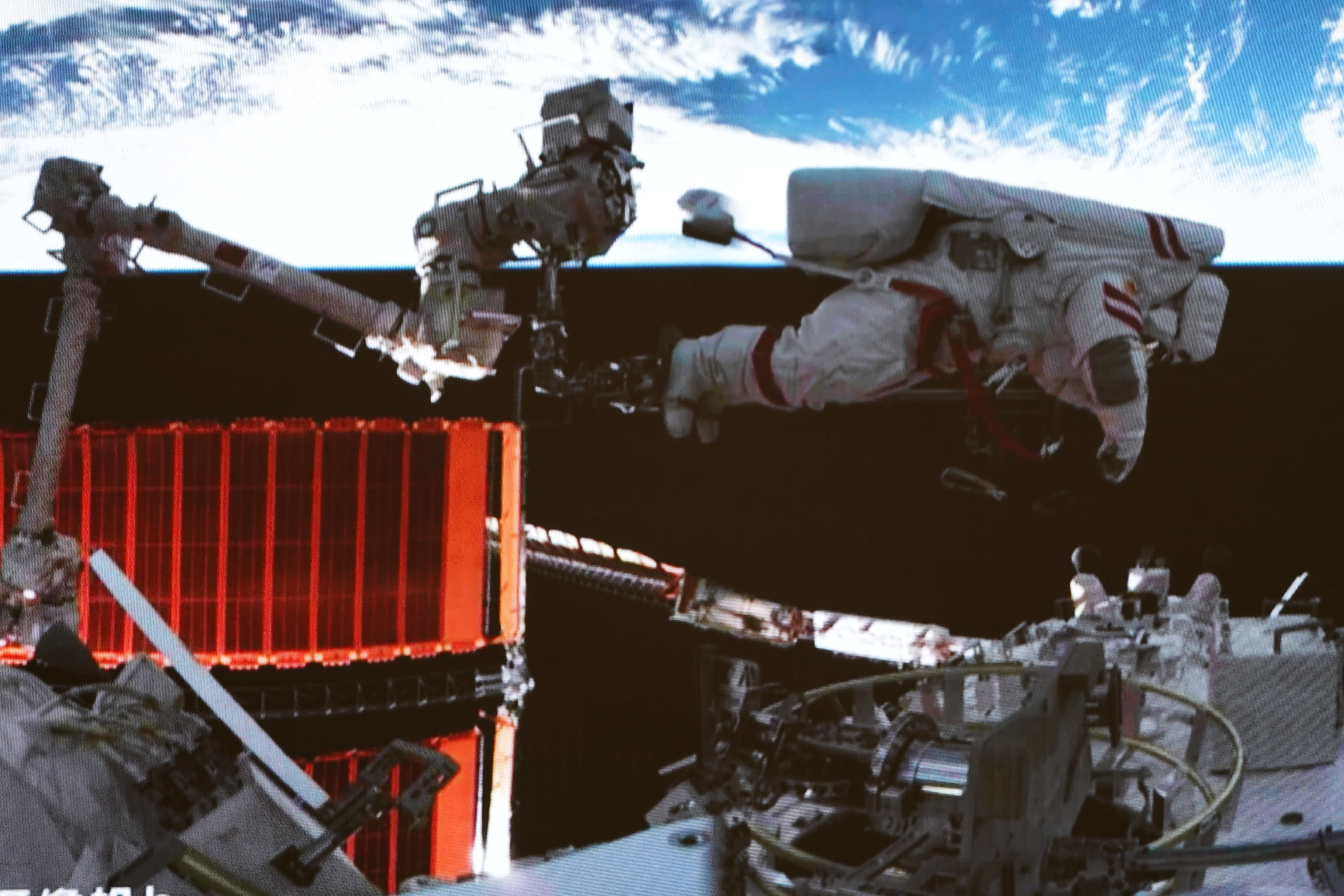 4月15日在北京航天飛行控制中心拍攝的神舟十五號航天員費俊龍開展艙外操作的畫面。（新華社）