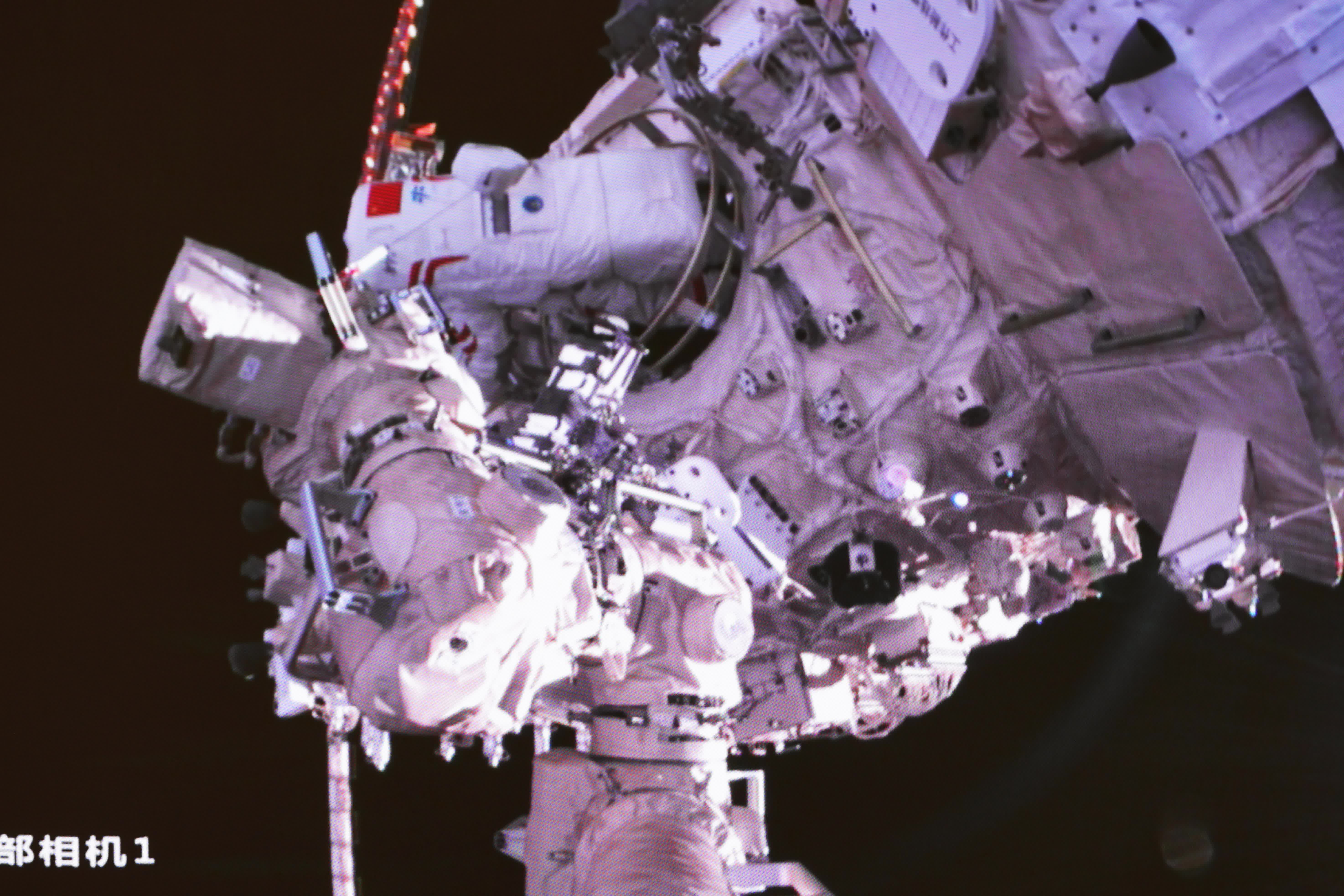 4月15日在北京航天飛行控制中心拍攝的神舟十五號航天員費俊龍開展艙外操作的畫面。（新華社）