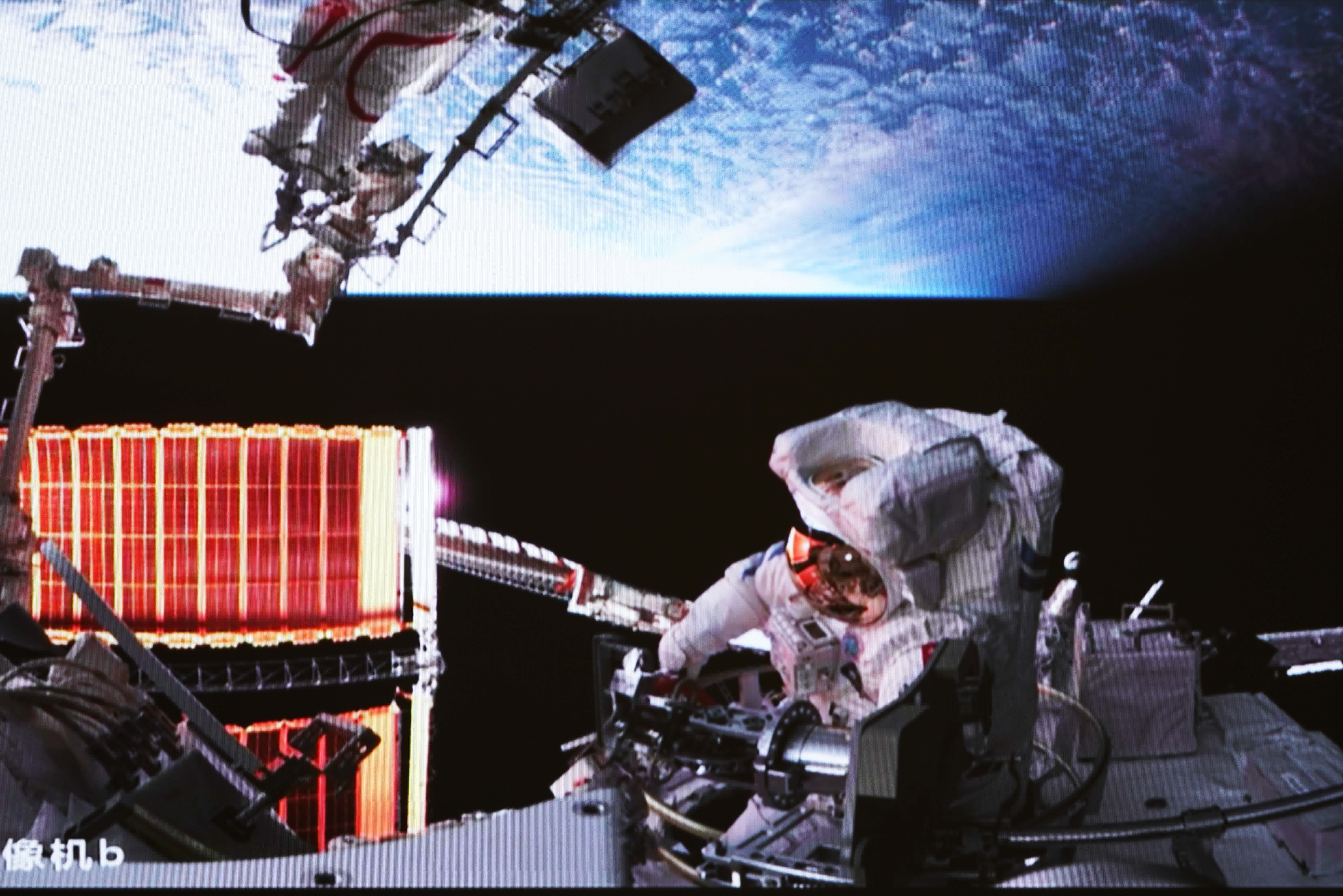 4月15日在北京航天飛行控制中心拍攝的神舟十五號航天員張陸（下）成功出艙的畫面。（新華社）