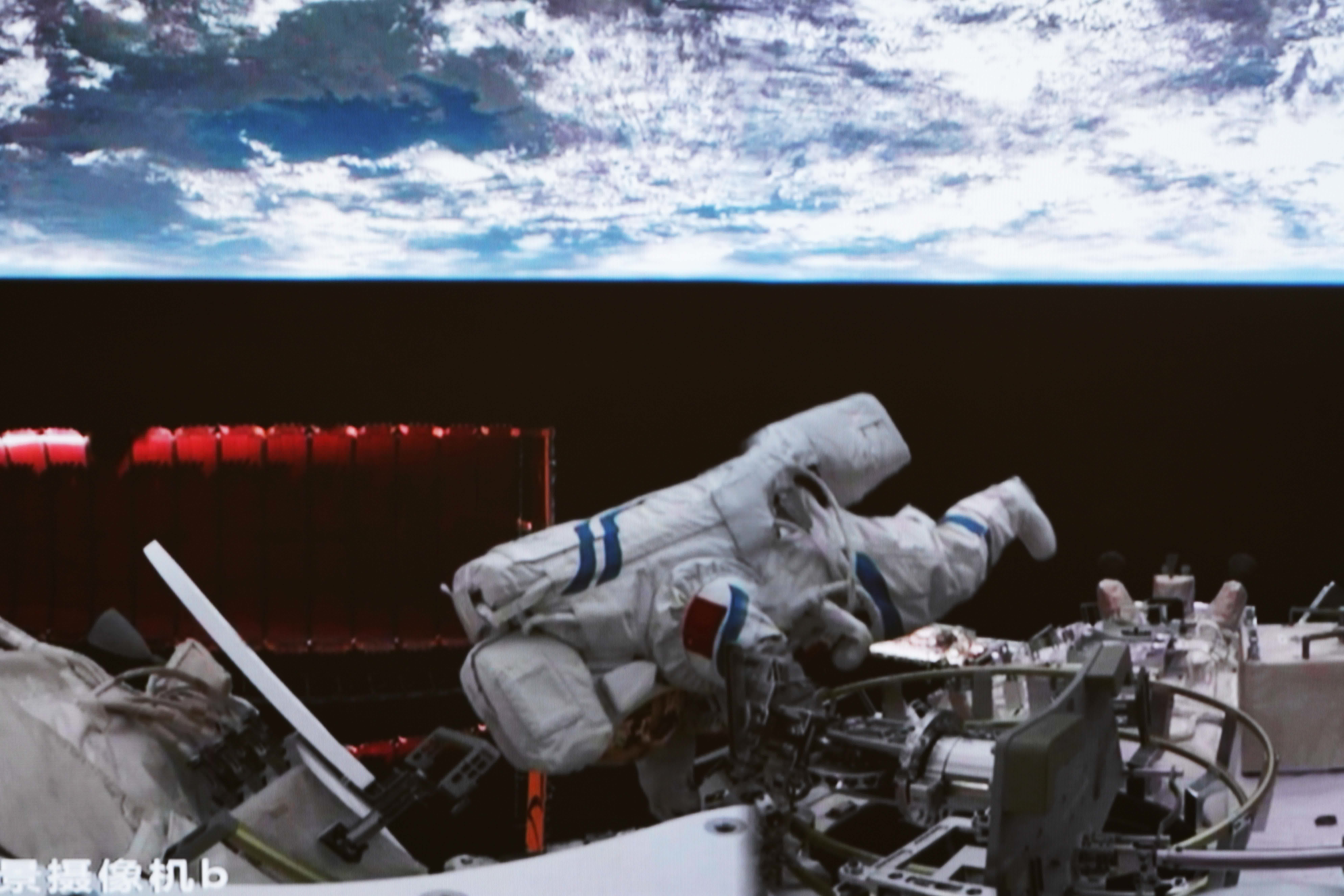 4月15日在北京航天飛行控制中心拍攝的神舟十五號航天員張陸開展艙外操作的畫面。（新華社）