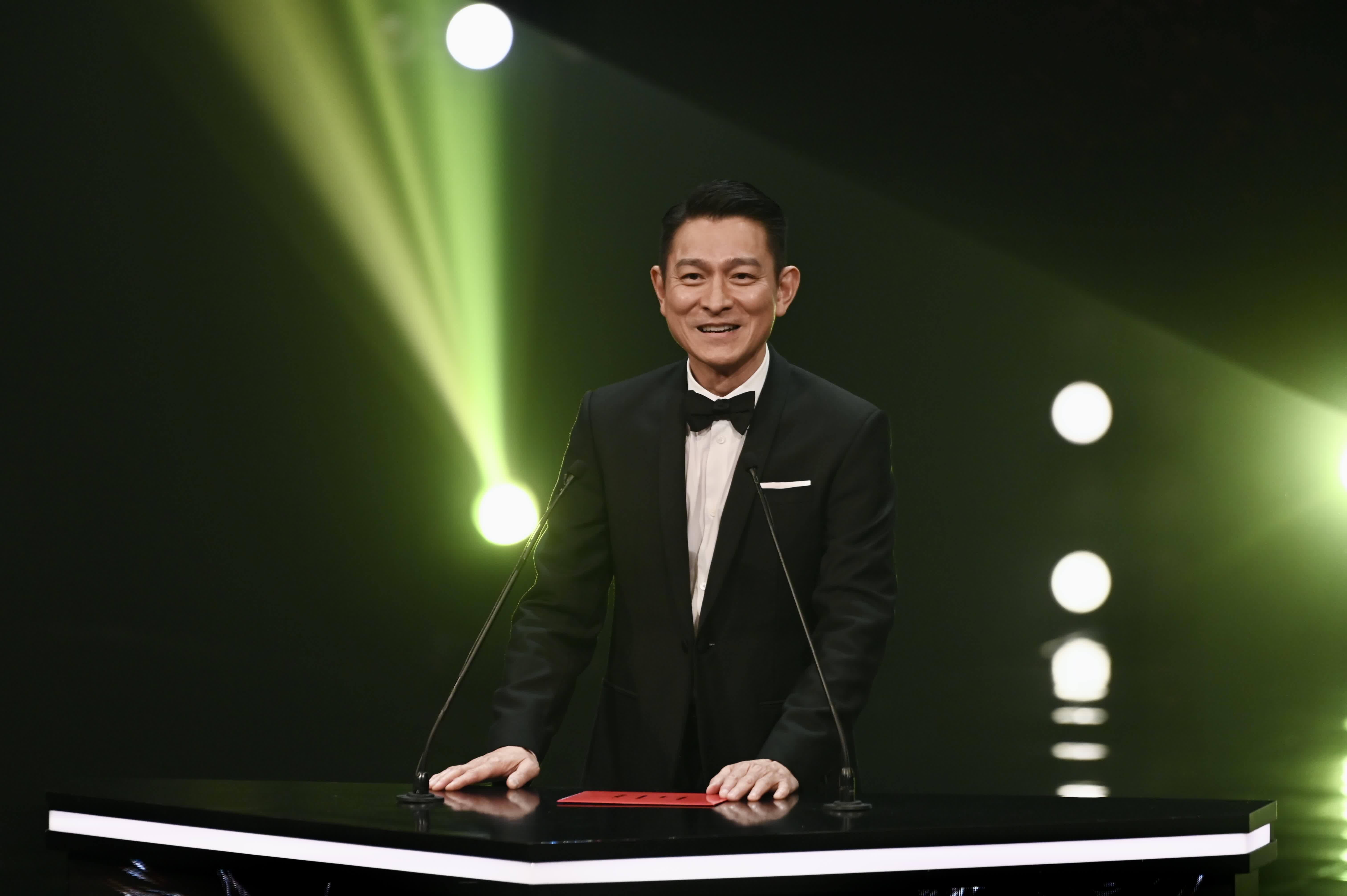 4月16日，香港演員劉德華作為頒獎嘉賓出席香港電影金像獎頒獎典禮並介紹「最佳女主角」獎入圍者。（中新社）