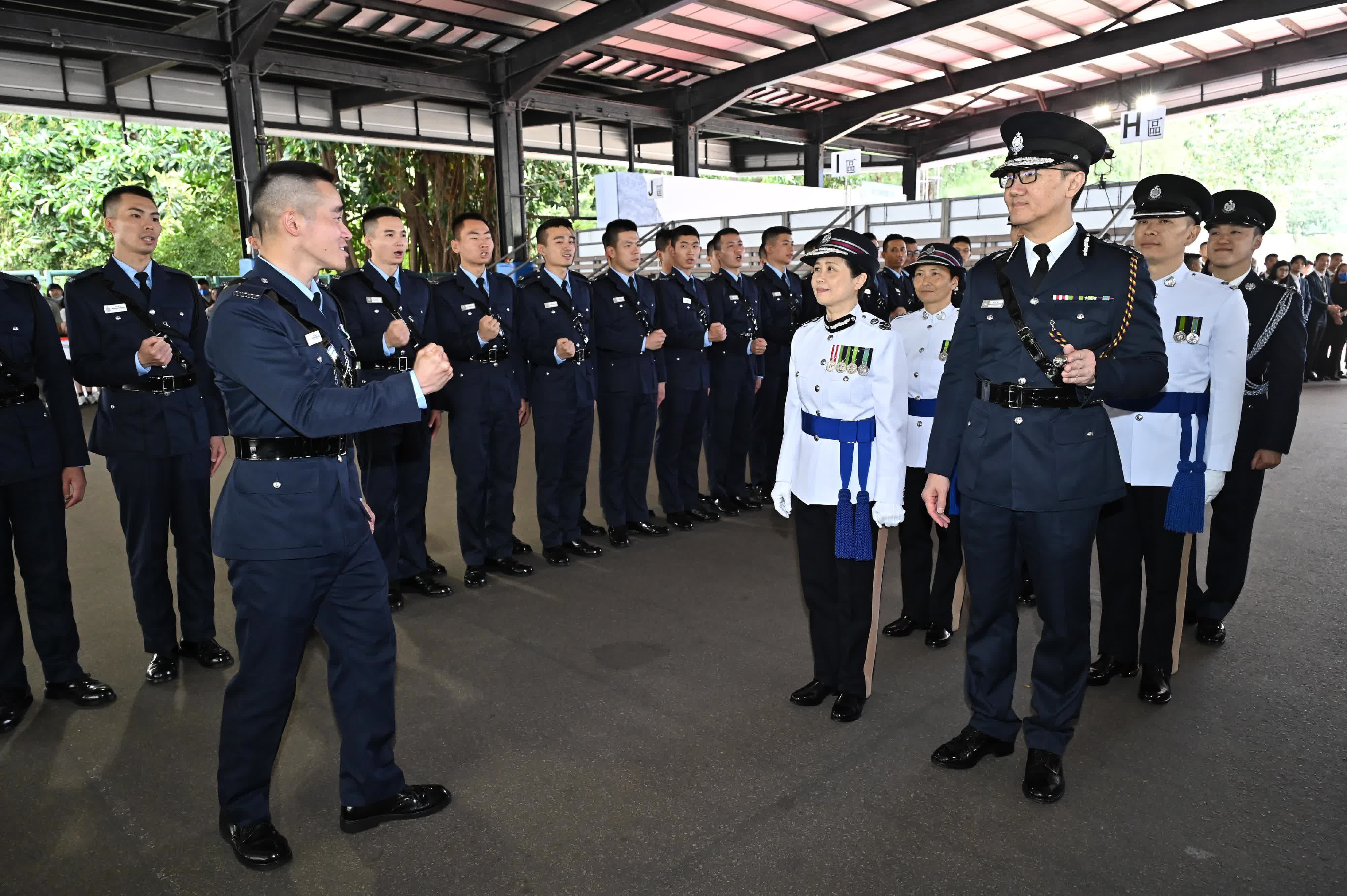 劉賜蕙（右五）出席香港警察學院的結業會操後與結業學員會面。（政府新聞處）