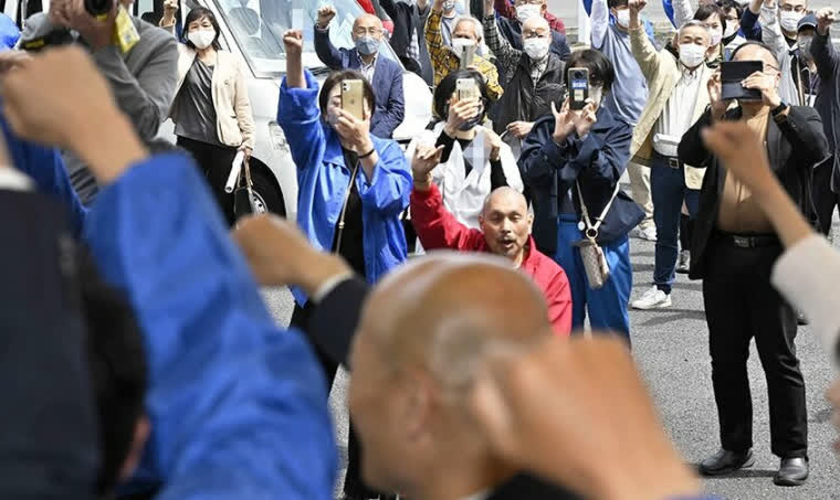 日本市長候選人街頭演講時遭人鎖喉撲倒