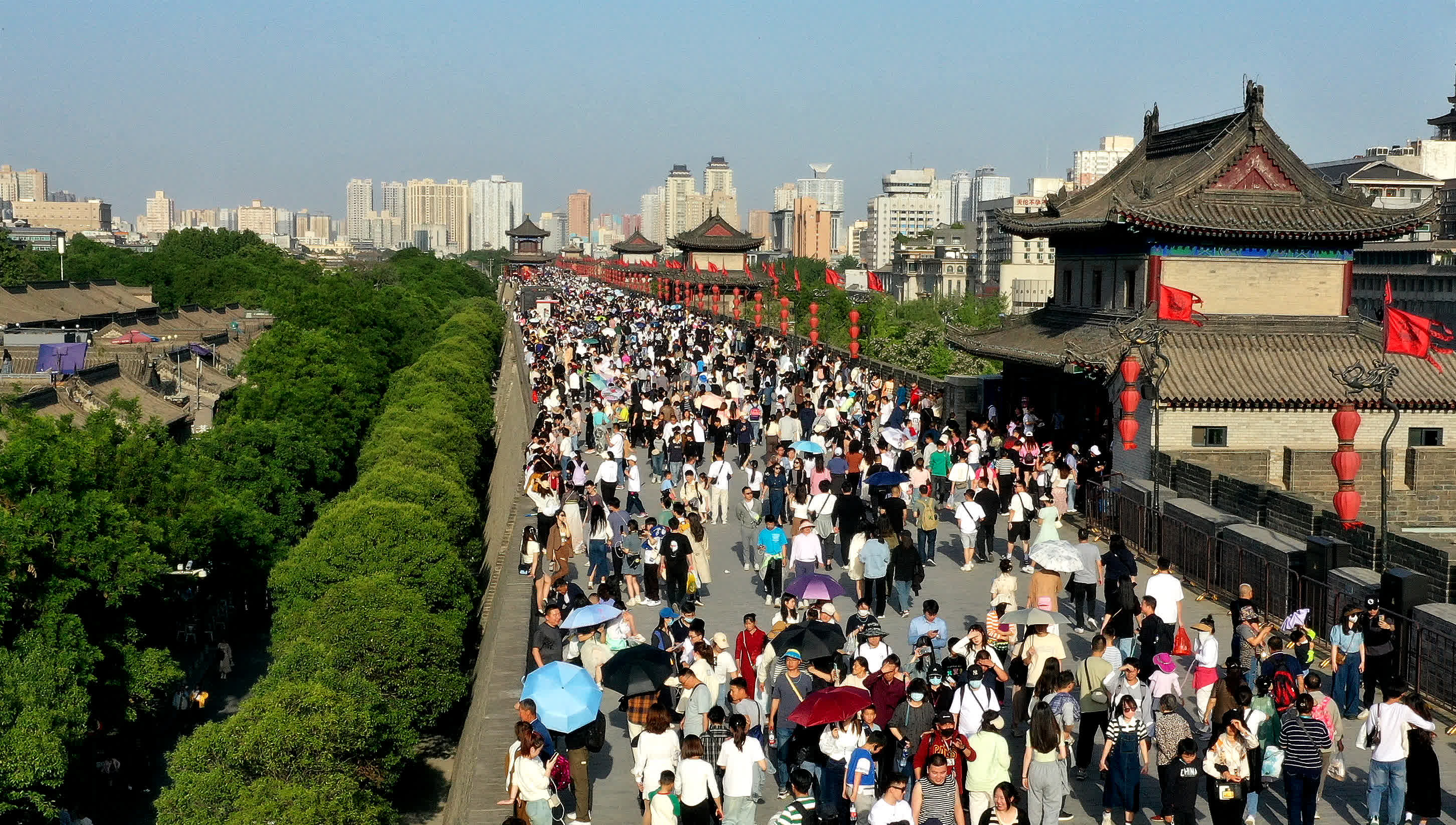 4月30日，遊客在西安城牆景區參觀遊覽（無人機照片）。（新華社）