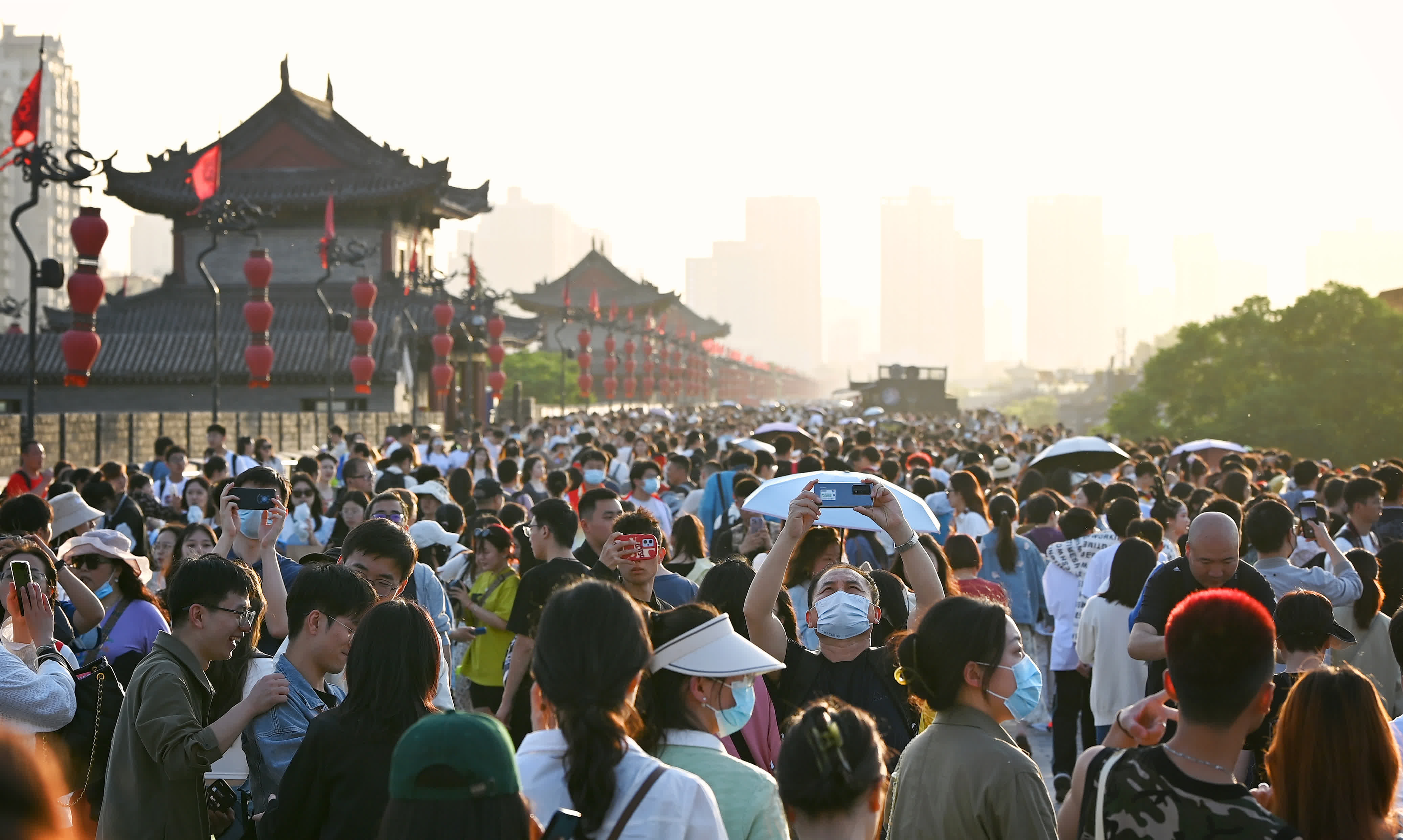 4月30日，遊客在西安城牆景區參觀遊覽。（新華社）