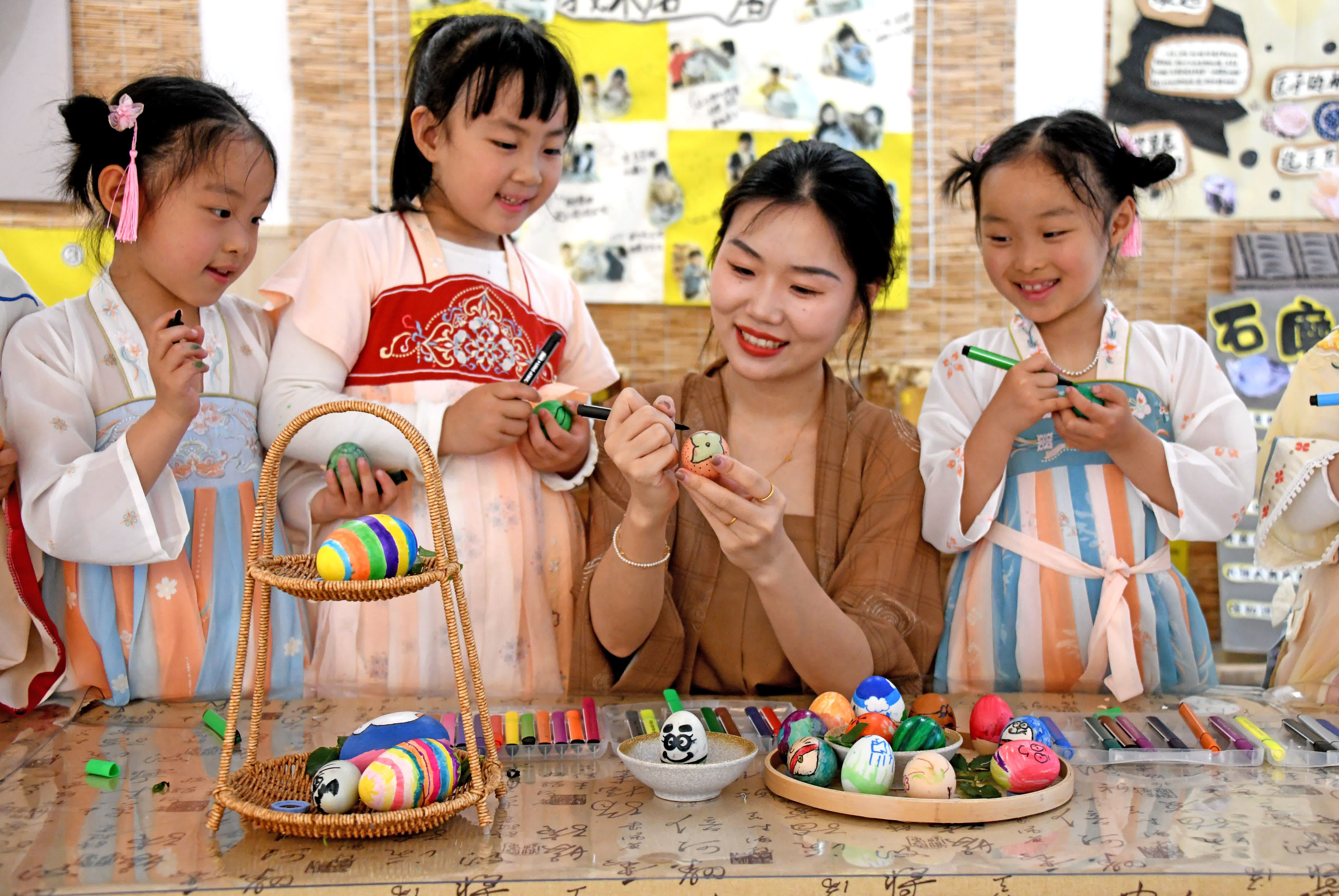 5月5日，浙江省台州市仙居縣中心幼兒園的小朋友在老師的指導下繪立夏彩蛋。（新華社）