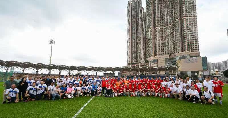 香港立法會足球隊與政府足球隊合照。(中新社)