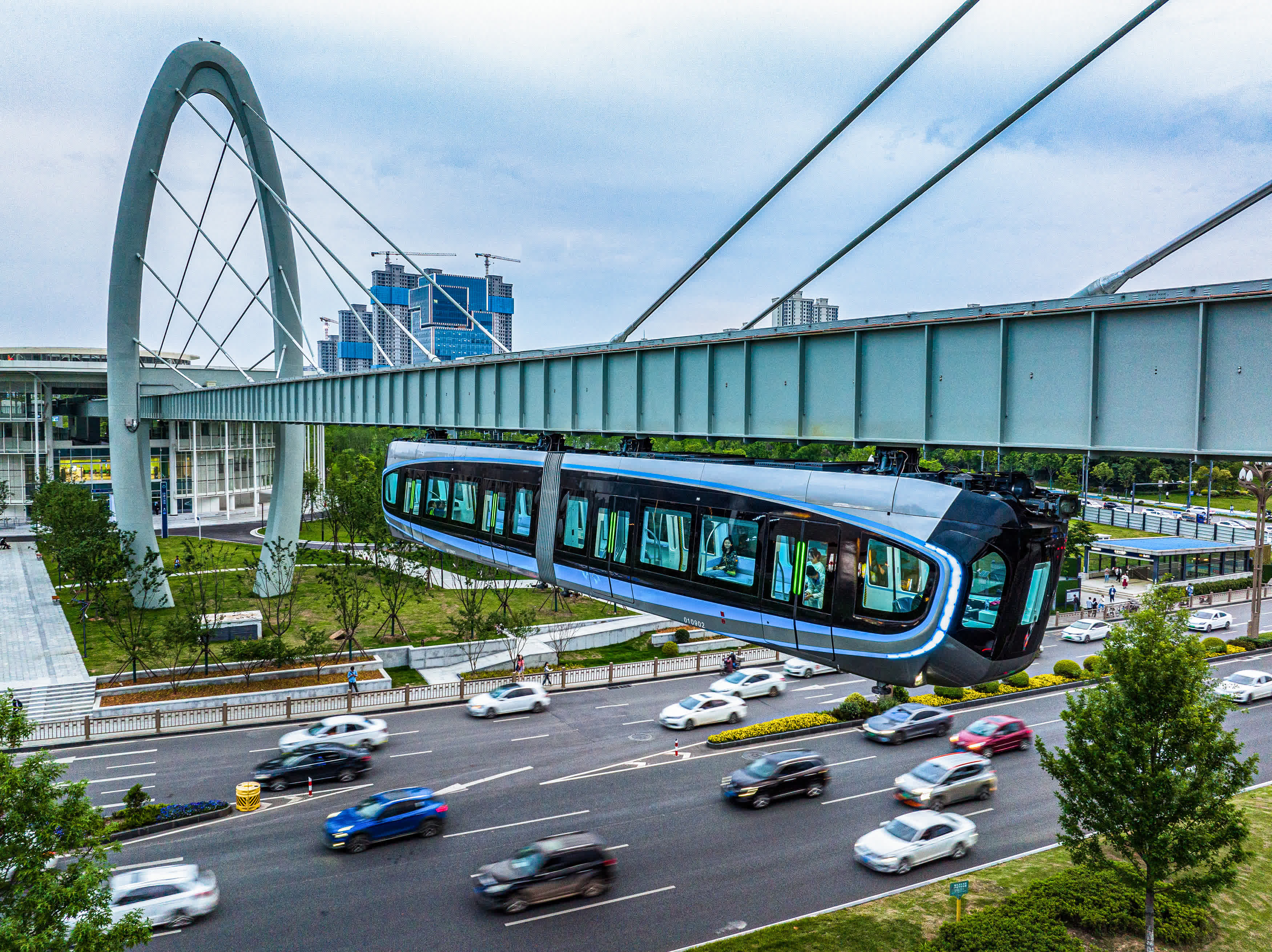 空軌，專業名稱為「懸掛式單軌列車」，是一種新型中低運量軌道交通制式。它具有不佔用地面路權、環境適應性強等優點，兼具通勤和觀光功能。（新華社）
