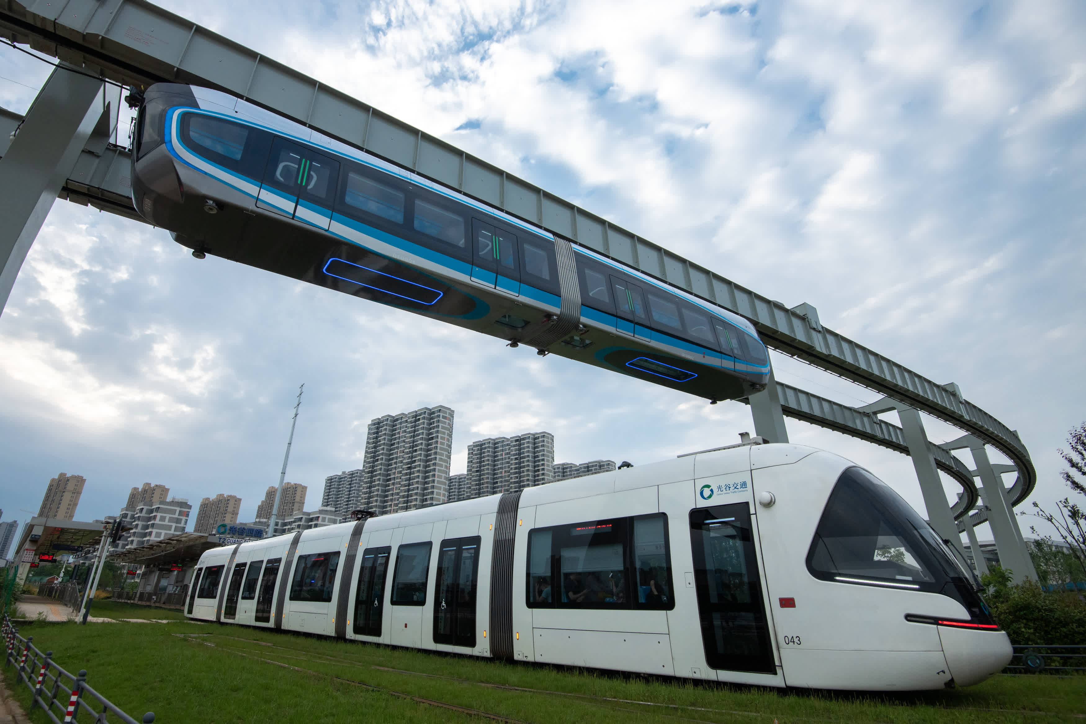 空軌，專業名稱為「懸掛式單軌列車」，是一種新型中低運量軌道交通制式。它具有不佔用地面路權、環境適應性強等優點，兼具通勤和觀光功能。（新華社）
