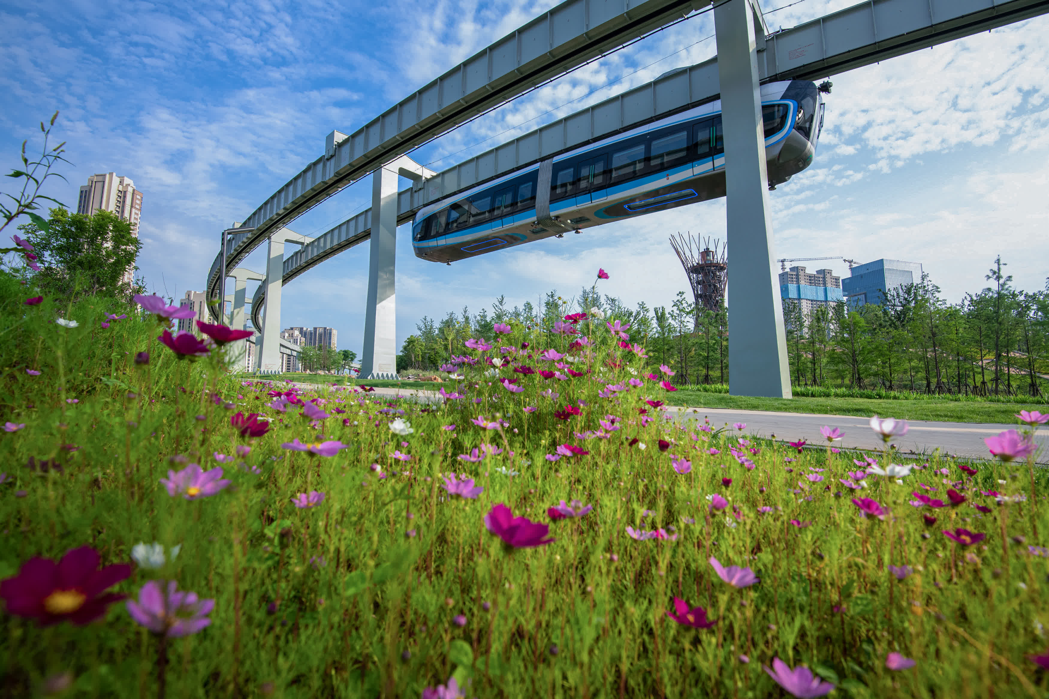 空軌，專業名稱為「懸掛式單軌列車」，是一種新型中低運量軌道交通制式。它具有不佔用地面路權、環境適應性強等優點，兼具通勤和觀光功能。（新華社）

