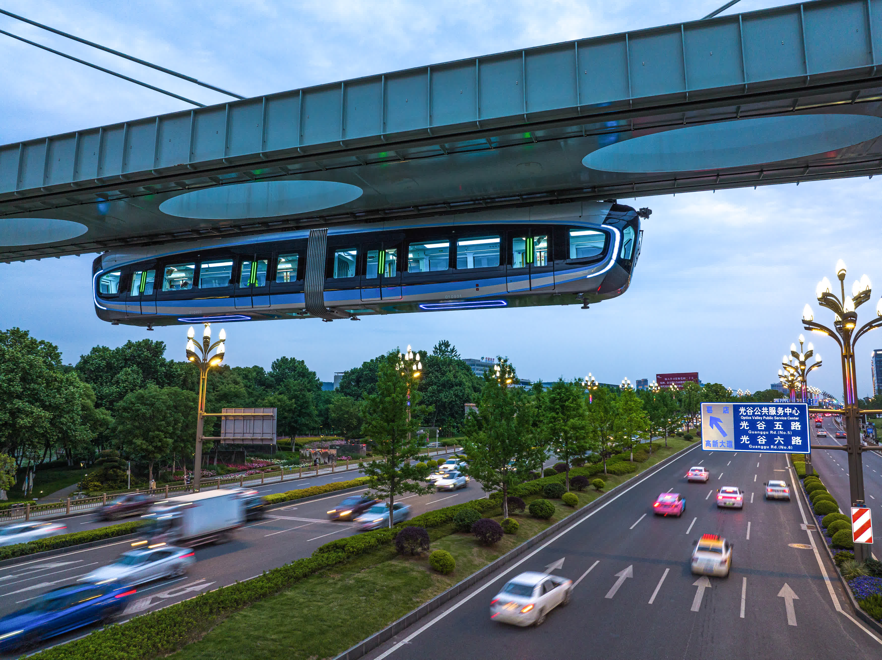 空軌，專業名稱為「懸掛式單軌列車」，是一種新型中低運量軌道交通制式。它具有不佔用地面路權、環境適應性強等優點，兼具通勤和觀光功能。（新華社）
