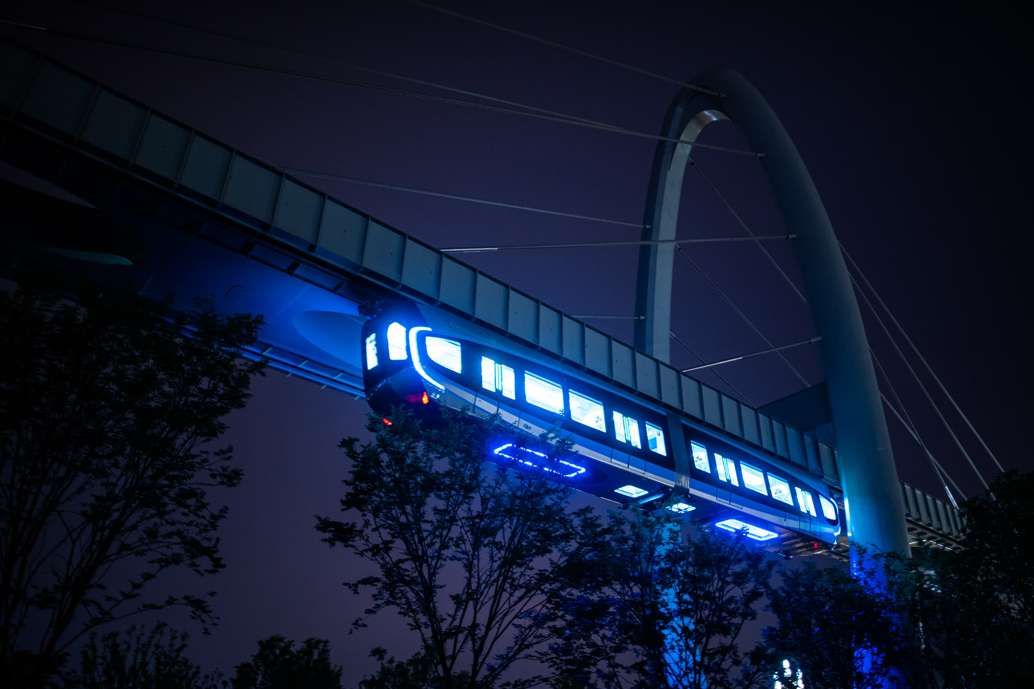 空軌，專業名稱為「懸掛式單軌列車」，是一種新型中低運量軌道交通制式。它具有不佔用地面路權、環境適應性強等優點，兼具通勤和觀光功能。（新華社）
