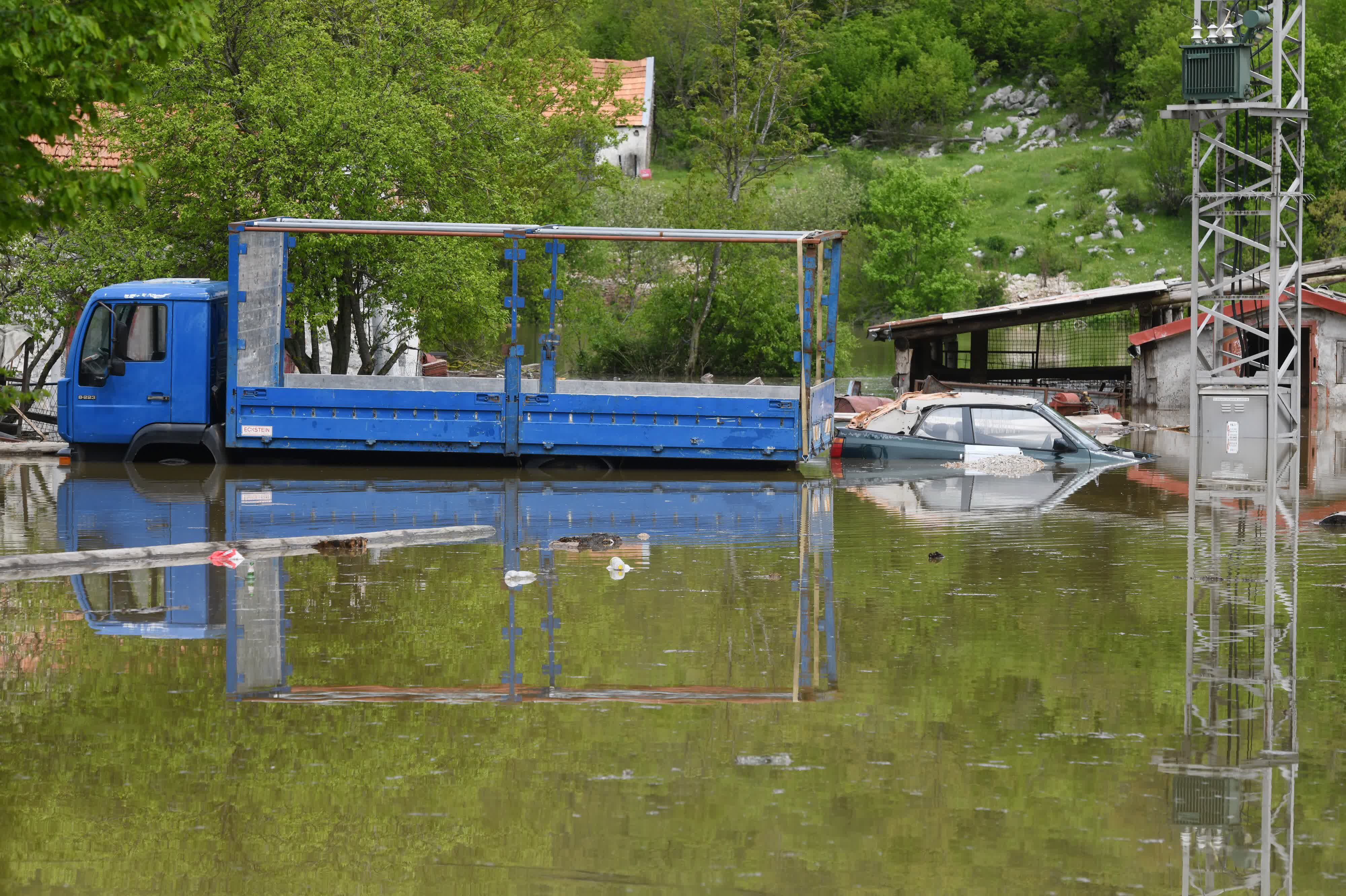 這是5月15日在克羅地亞格拉查茨拍攝的浸泡在洪水中的車輛。（新華社）