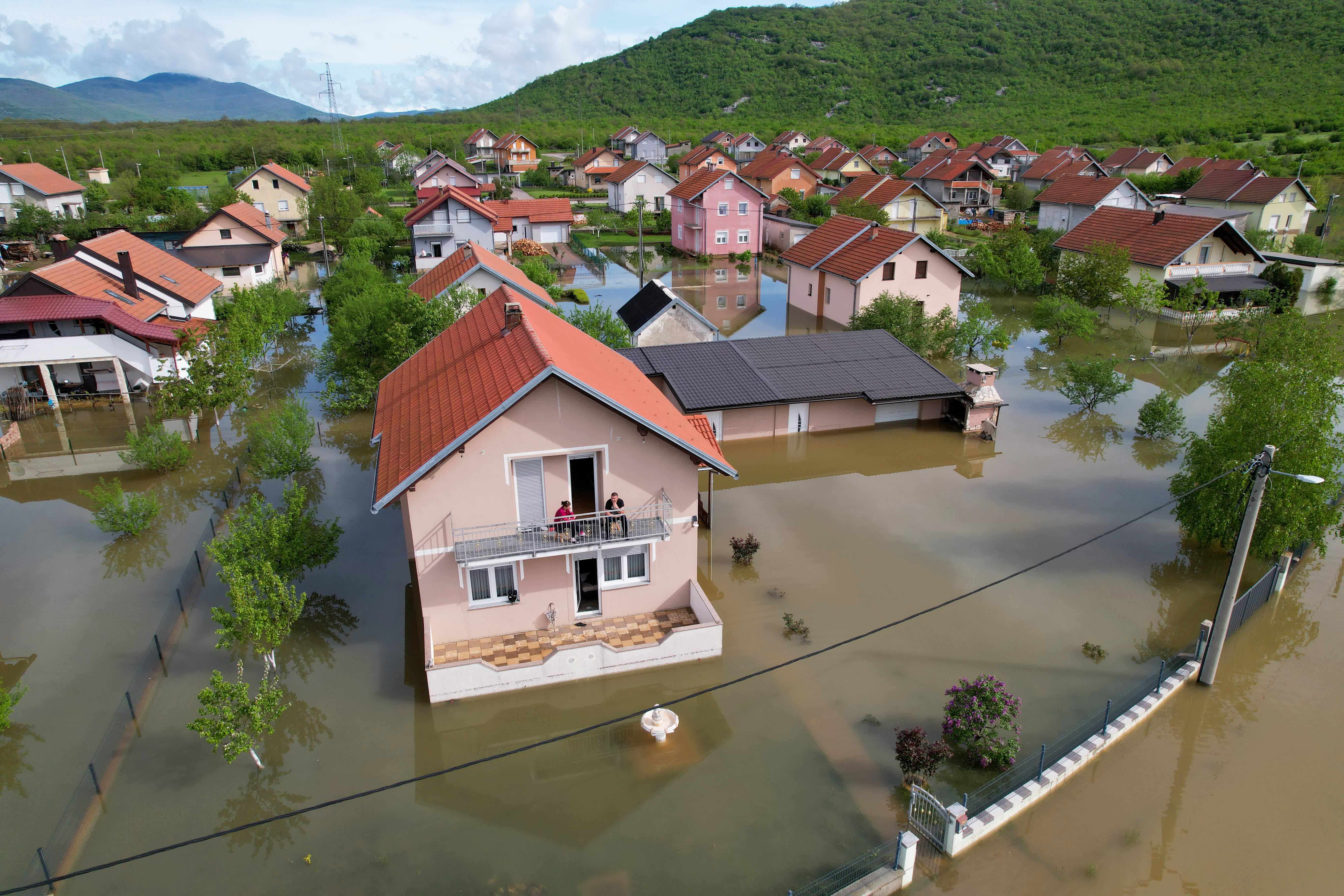 這是5月15日在克羅地亞格拉查茨拍攝的浸泡在洪水中的房屋。（新華社）