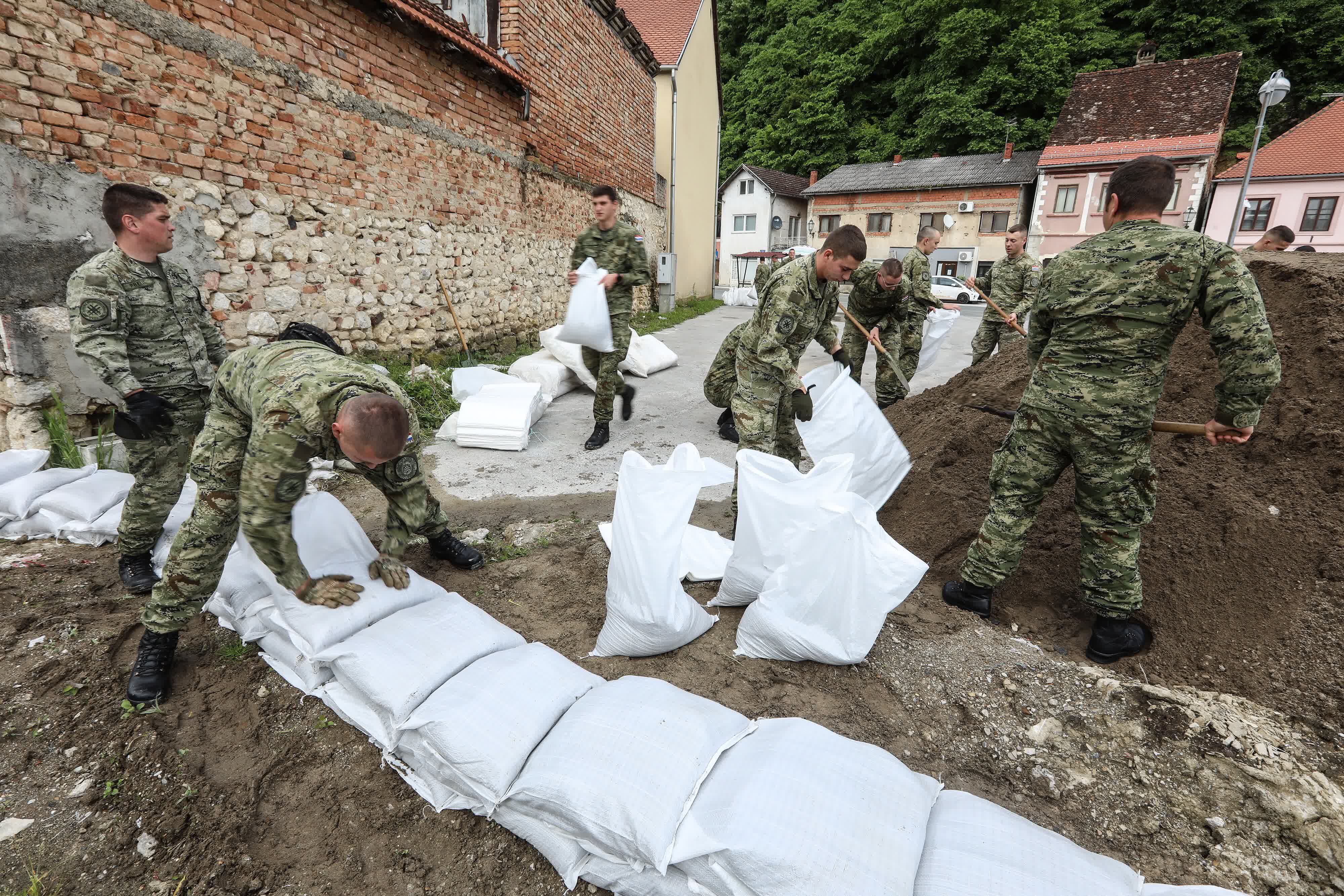 5月15日，在克羅地亞科斯塔伊尼察，士兵築起攔水壩阻擋暴漲的烏納河水。（新華社）