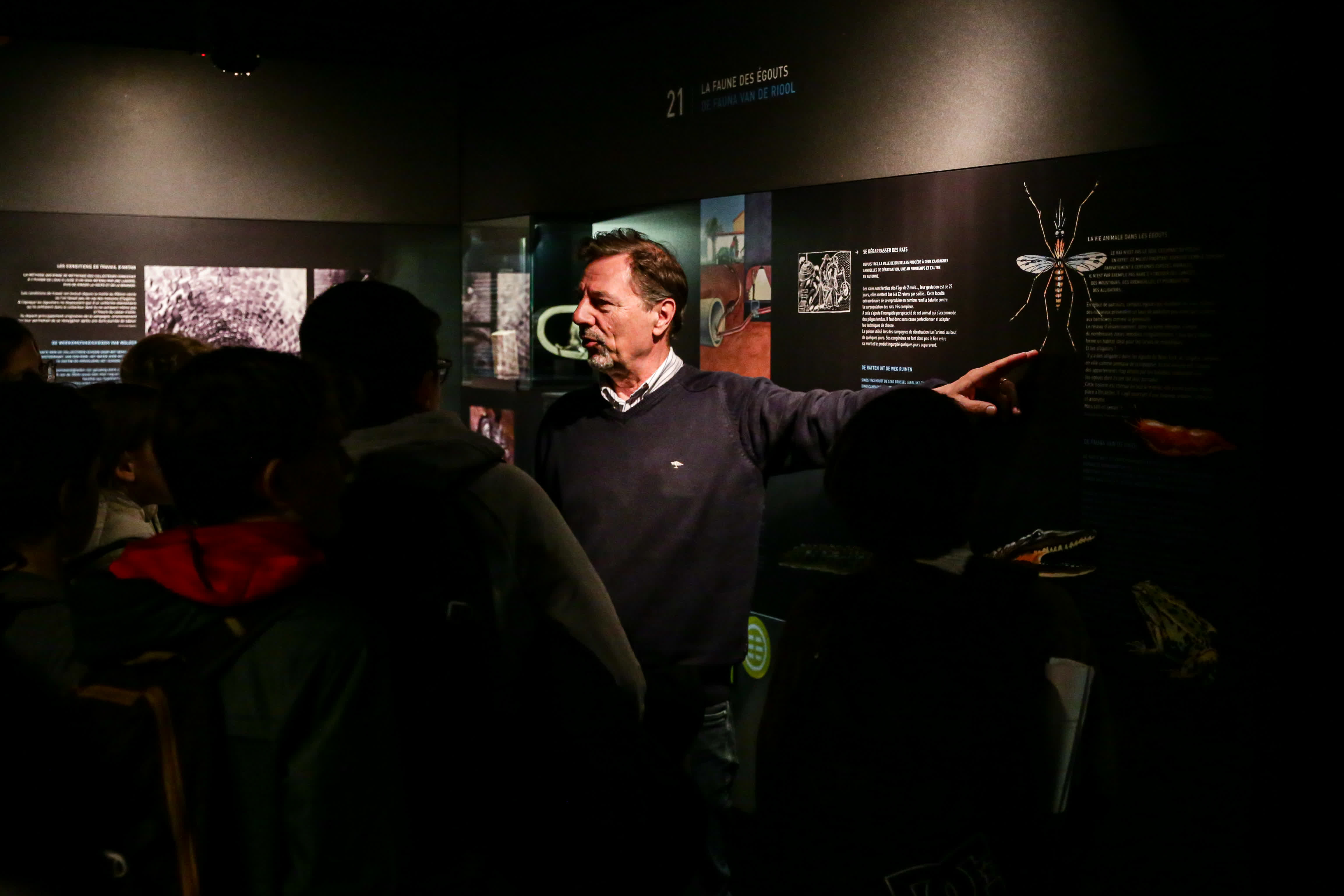 5月16日，在比利時布魯塞爾的下水道博物館，講解員為大家講述下水道中的生物知識。