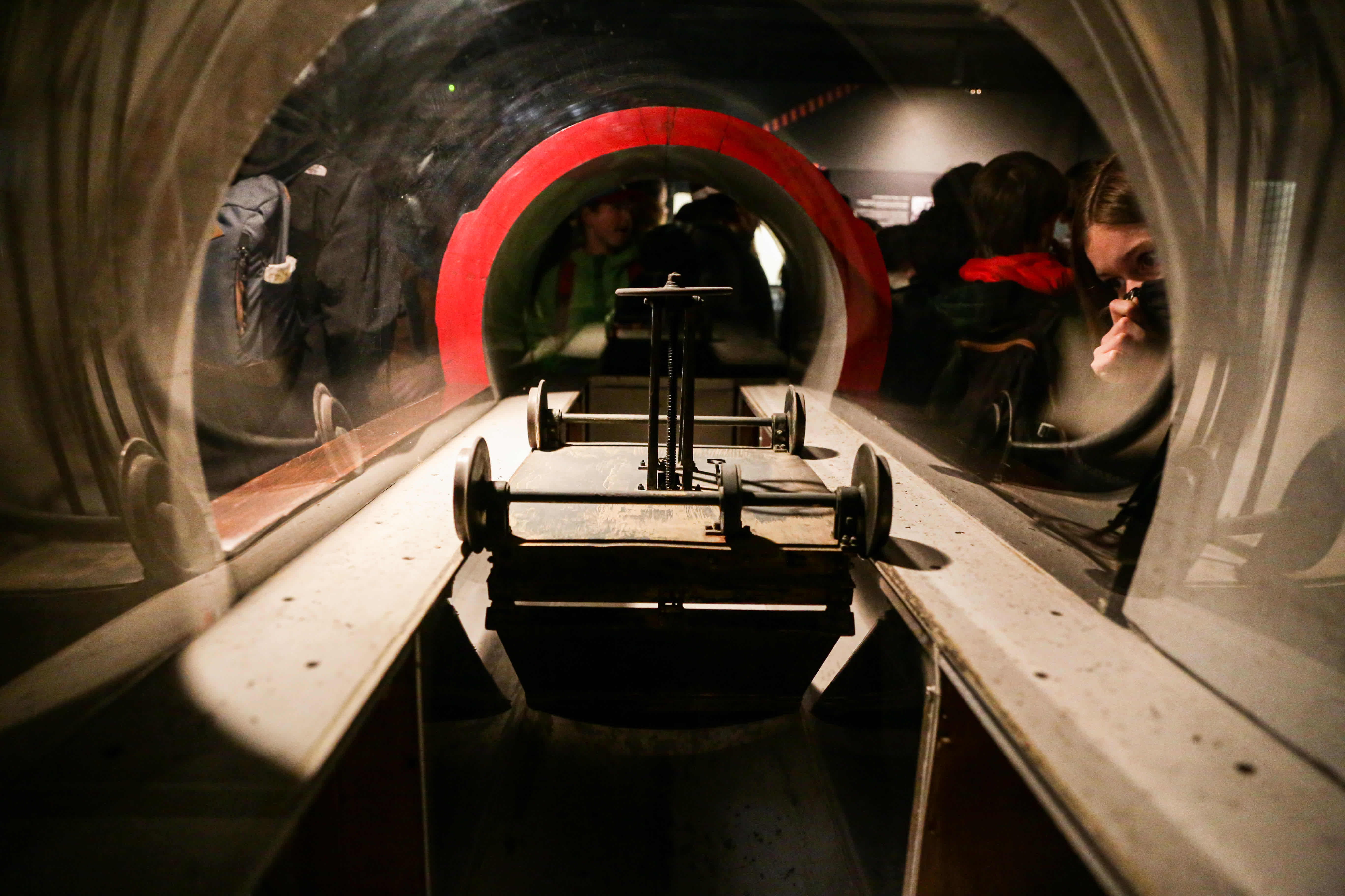 5月16日，訪客在比利時布魯塞爾的下水道博物館觀看下水道清理設備的模型。