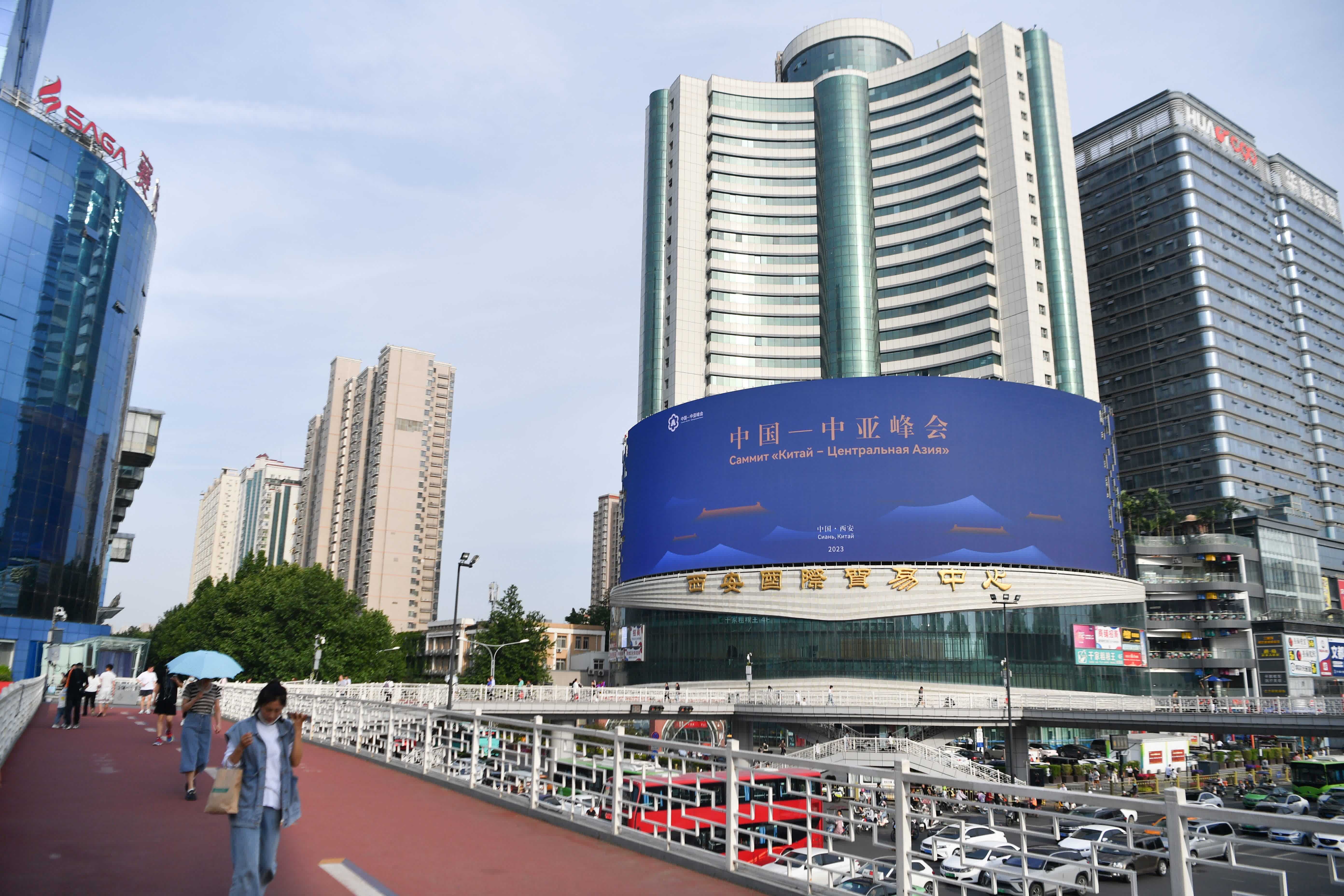 這是5月15日拍攝的西安市雁塔區一處商場外的中國-中亞峰會宣傳海報。新華社