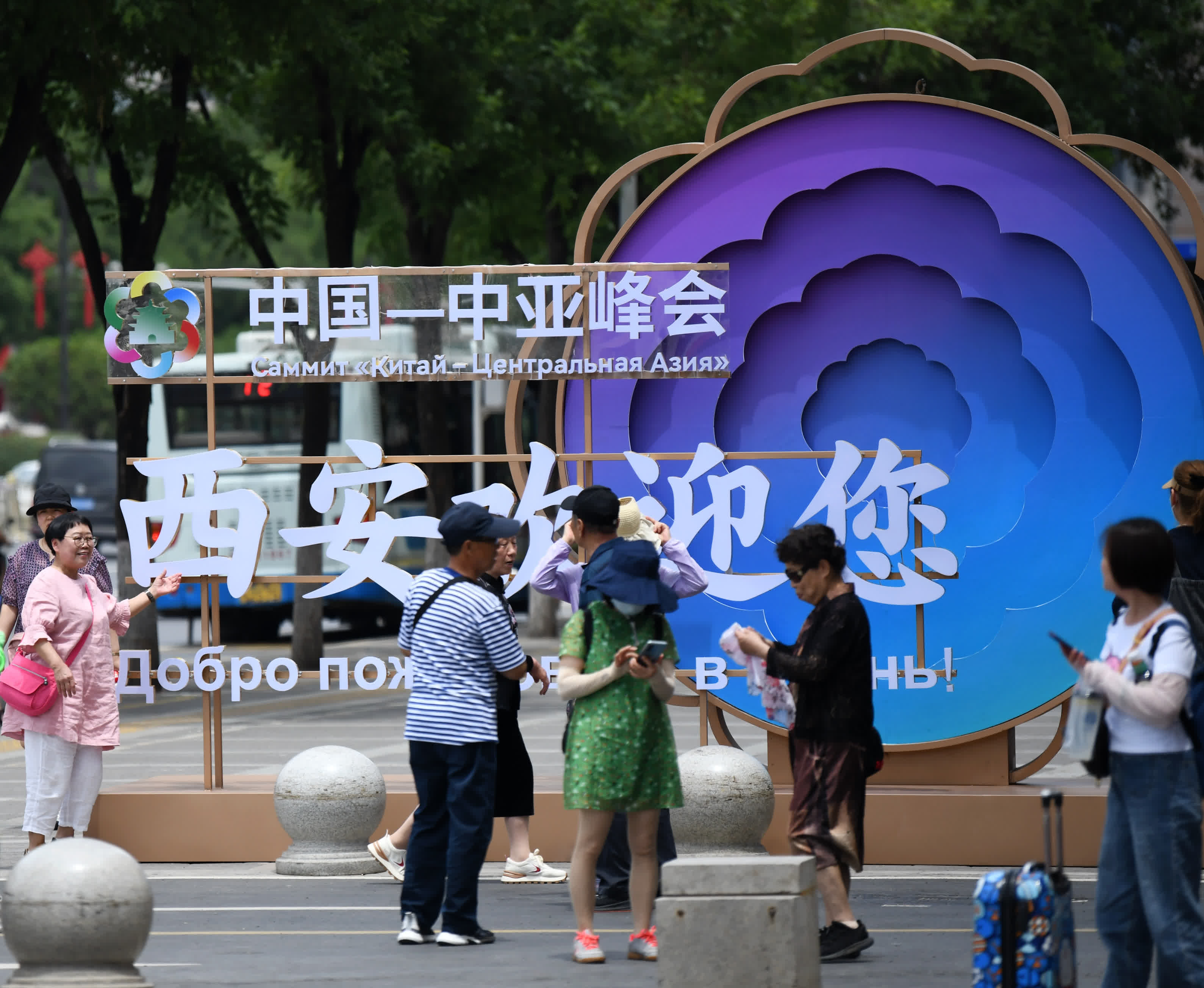 5月16日，遊客在西安市北大街上與中國-中亞峰會主題裝置合影。新華社