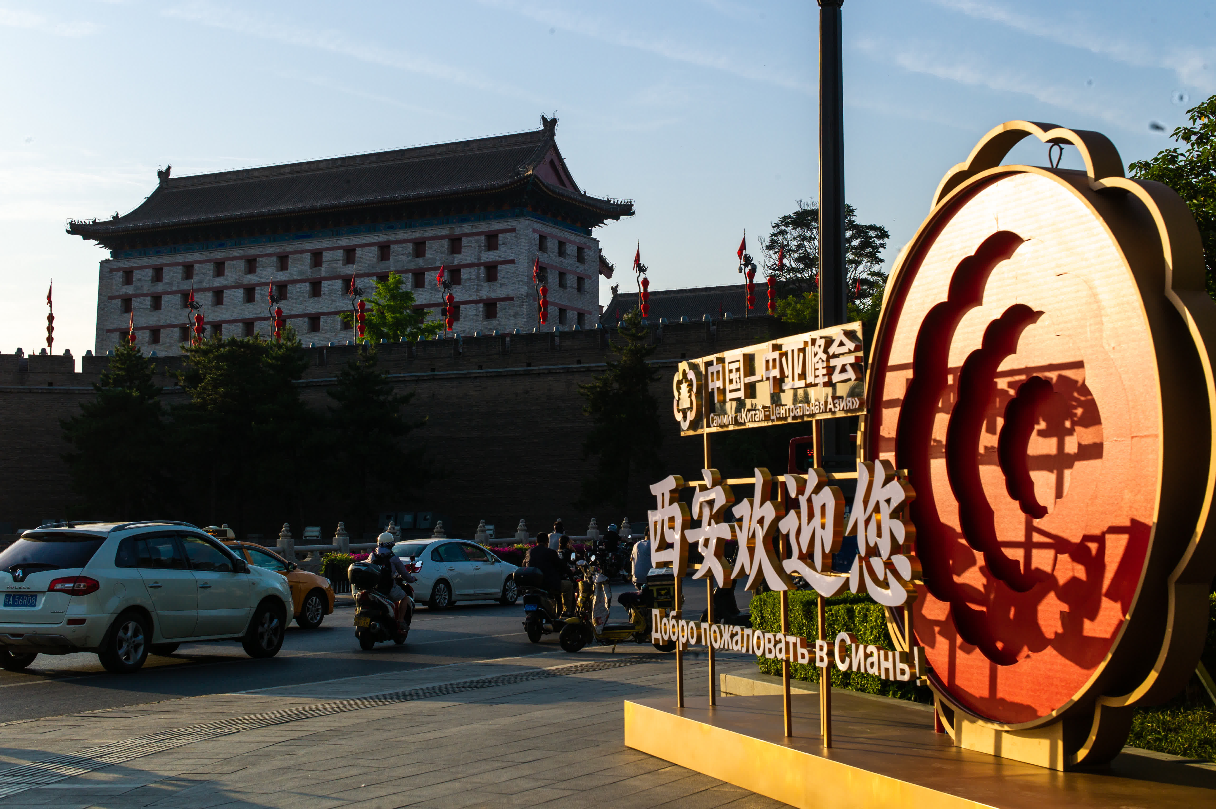 5月16日在西安街頭拍攝的中國-中亞峰會主題裝置。新華社