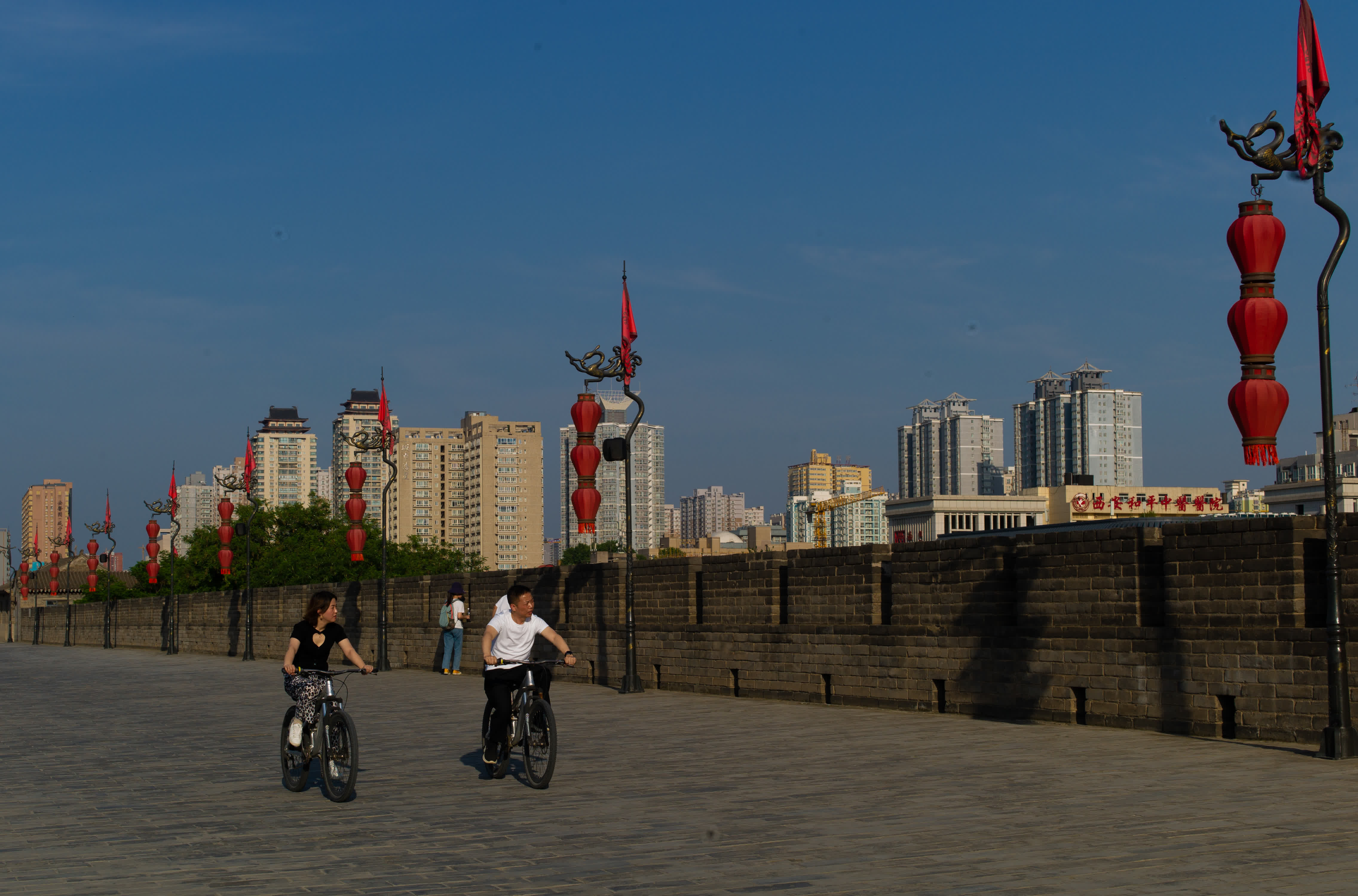 5月16日，人們在西安城牆上騎車遊覽。新華社