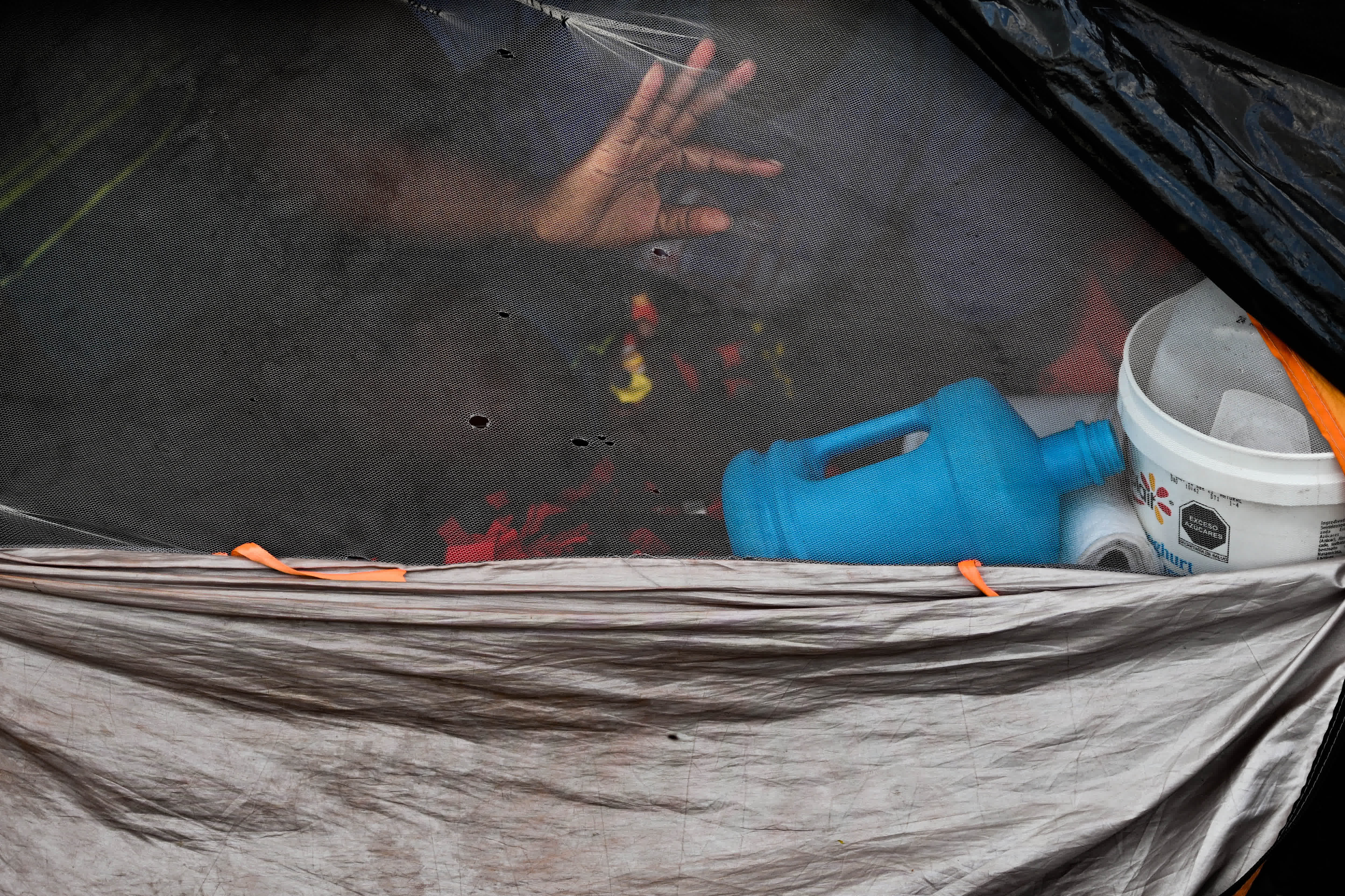 這是5月16日在美墨邊境城市墨西哥雷諾薩的一處收容所內拍攝的移民。（新華社）