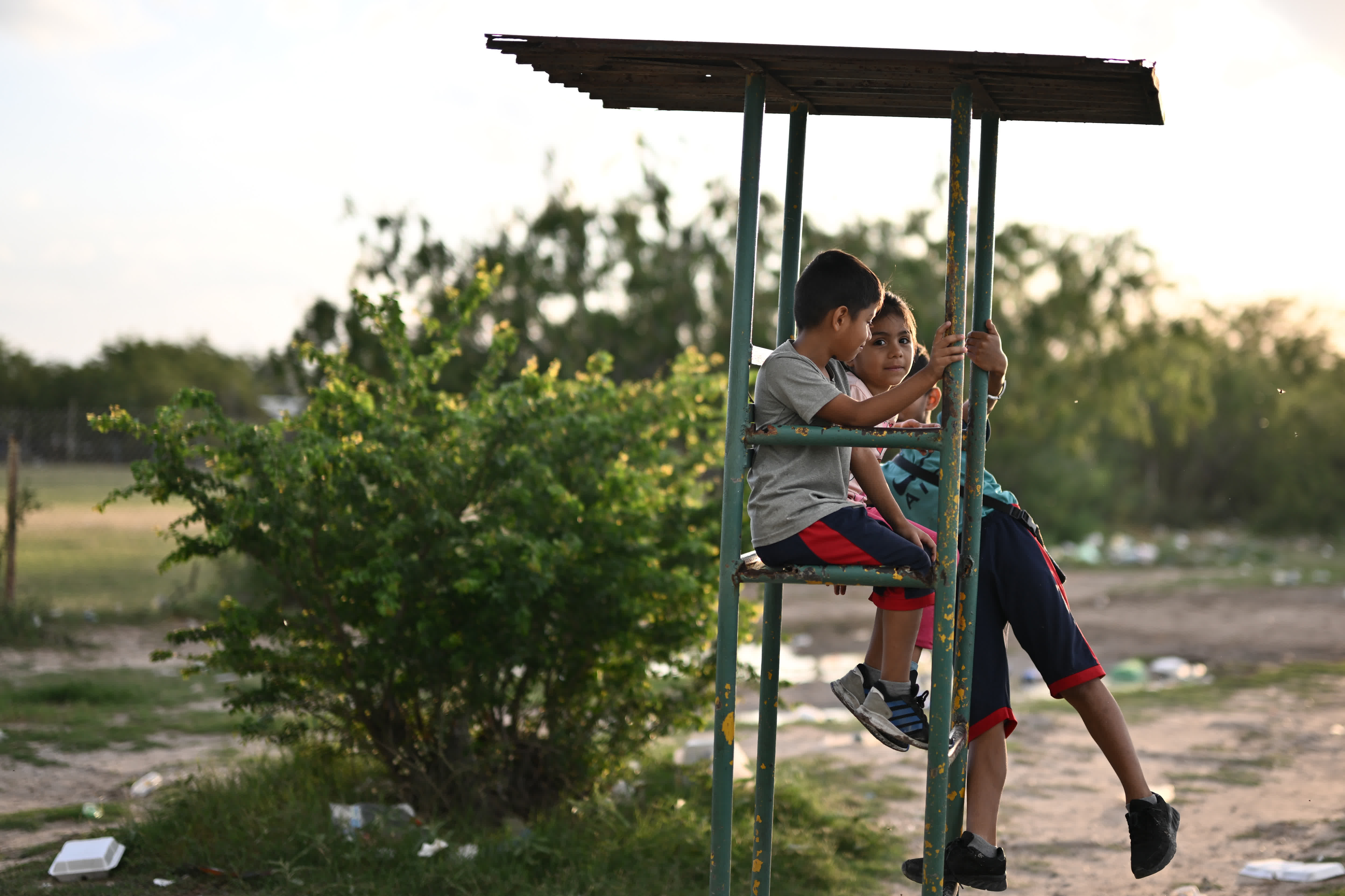 5月16日，移民兒童在美墨邊境城市墨西哥雷諾薩的一處收容所外玩耍。（新華社）