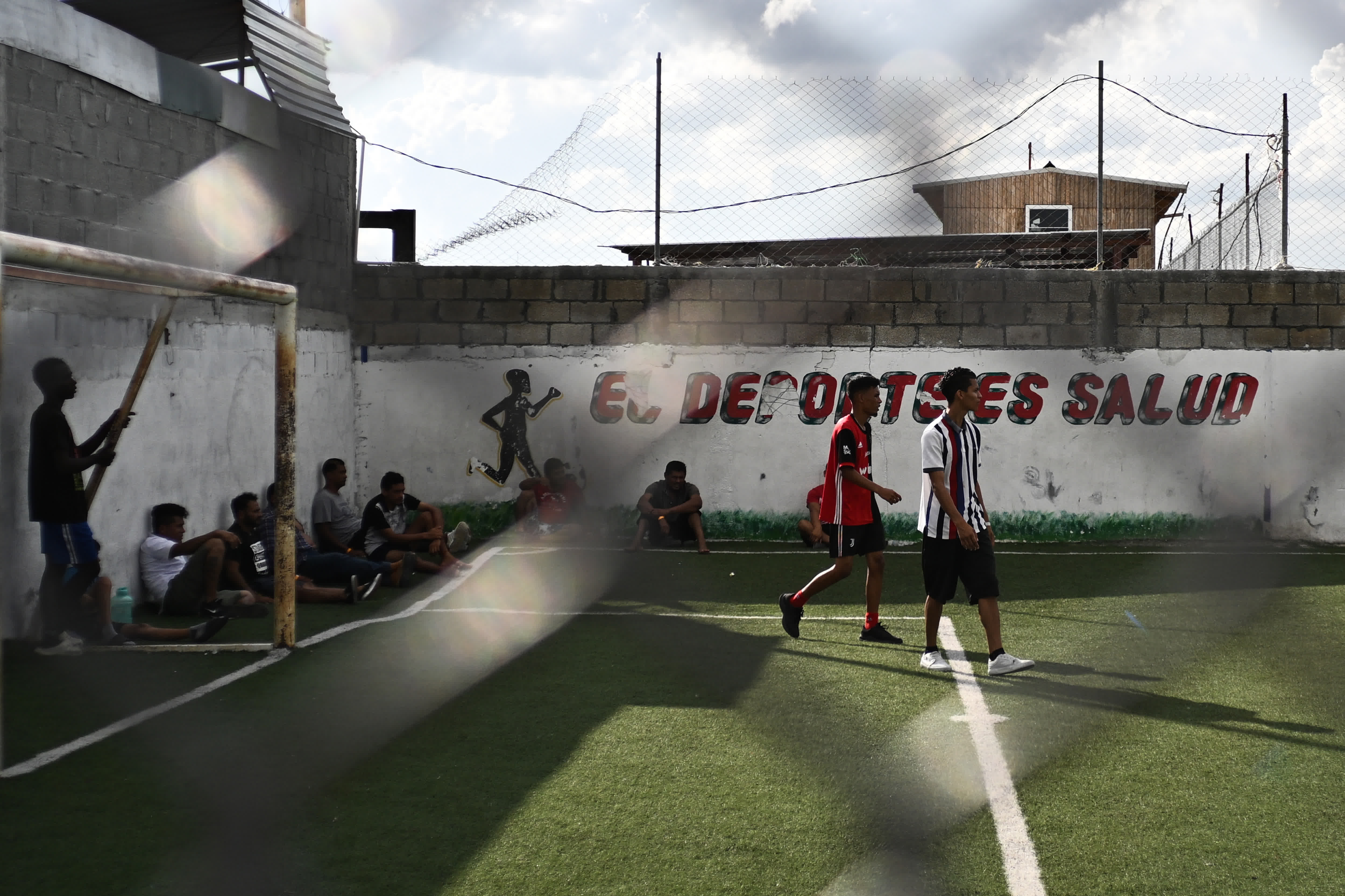 5月16日，移民在美墨邊境城市墨西哥雷諾薩的一處收容所內踢球。（新華社）