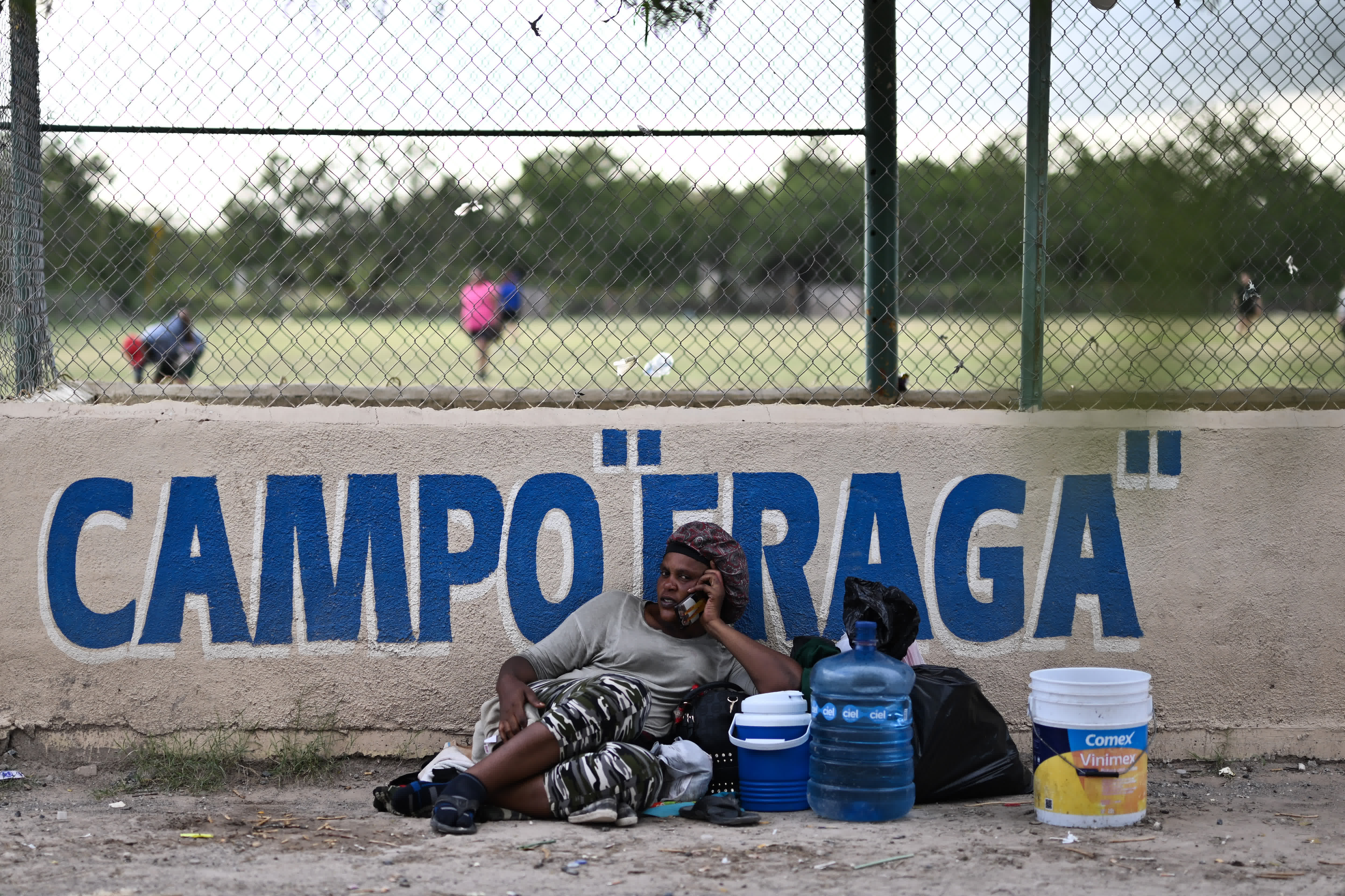 這是5月16日在美墨邊境城市墨西哥雷諾薩的一處收容所外拍攝的一名移民。（新華社）