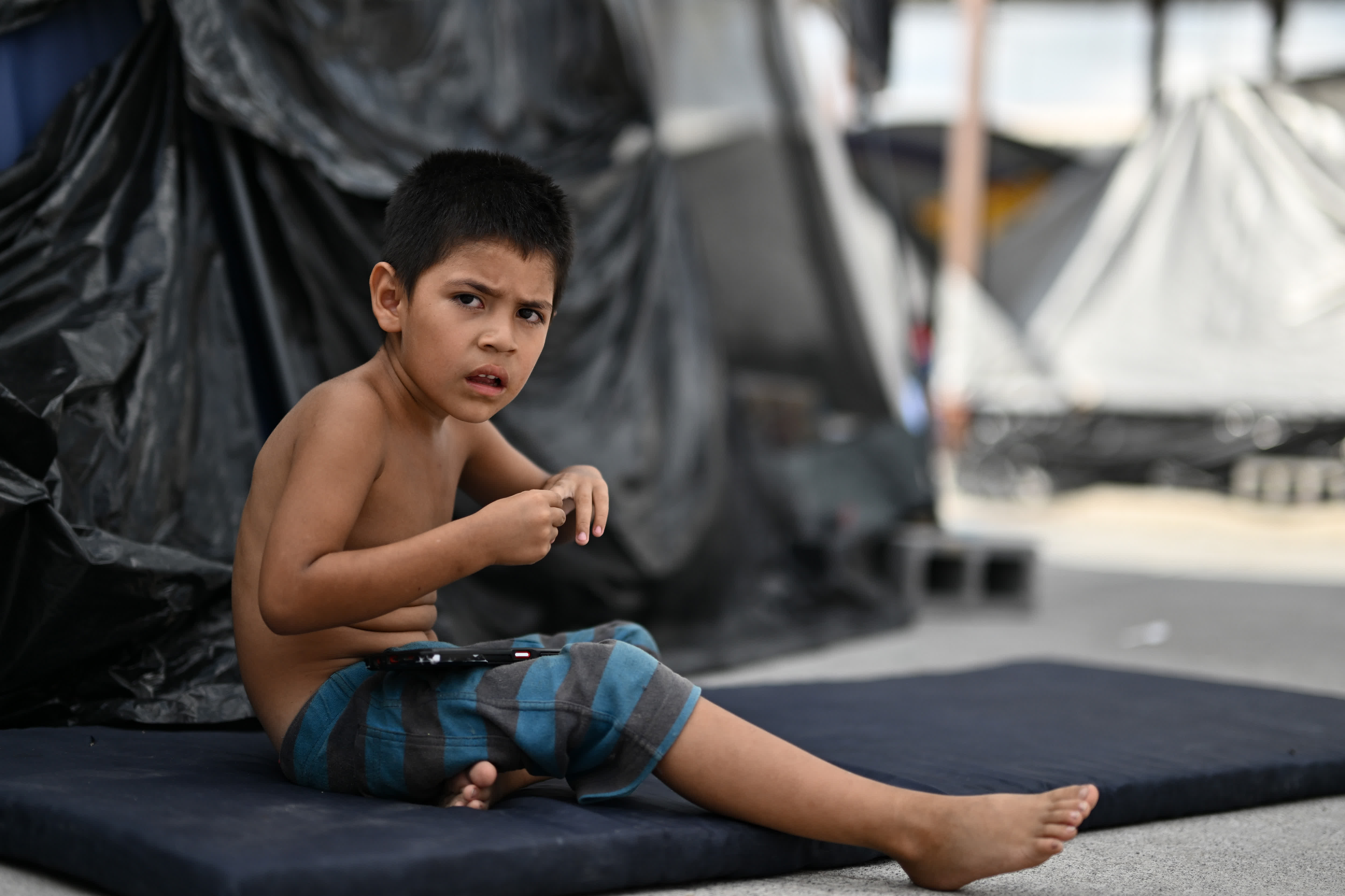 這是5月16日在美墨邊境城市墨西哥雷諾薩的一處收容所內拍攝的移民兒童。（新華社）