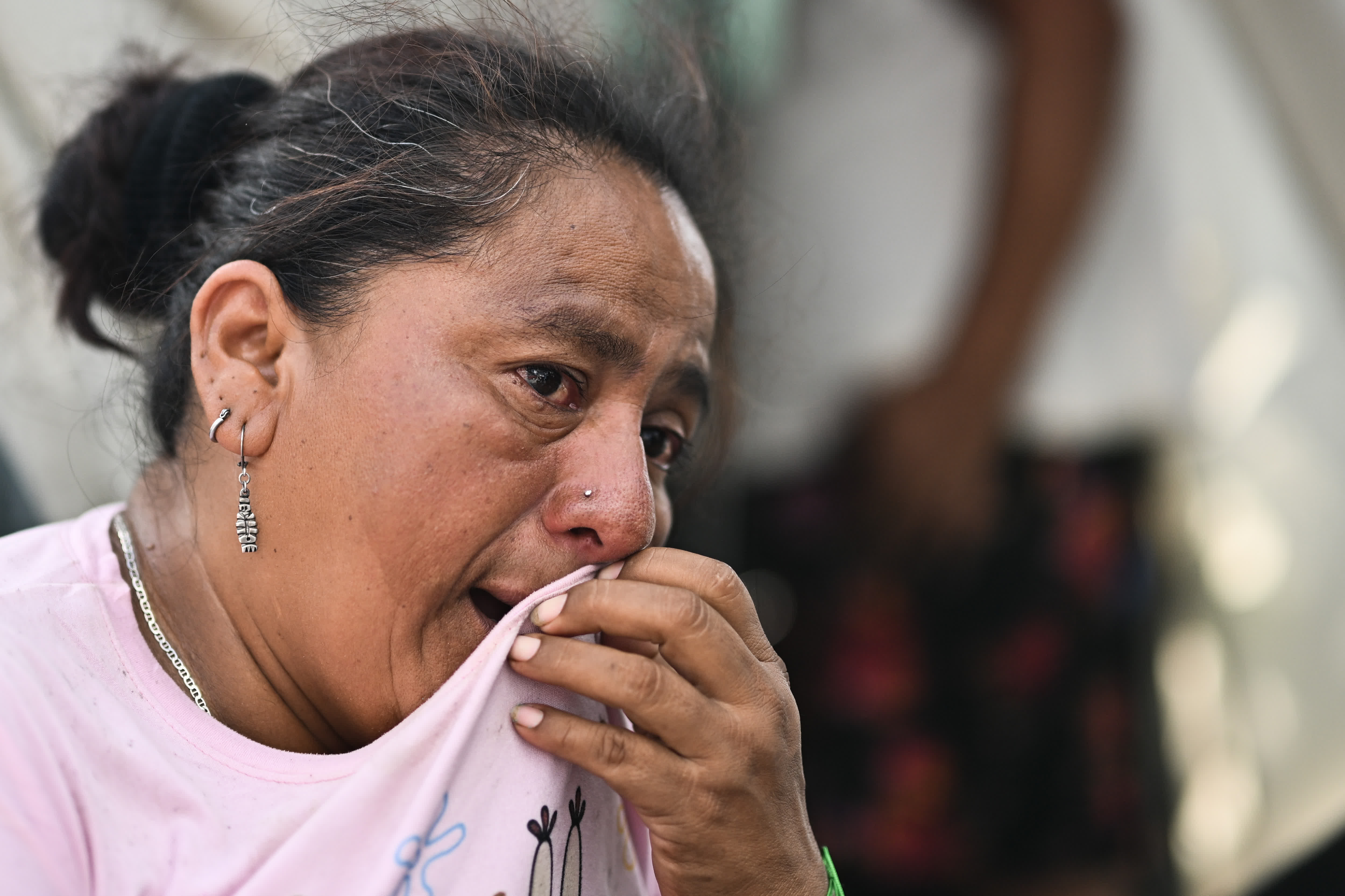 5月16日，一名移民在美墨邊境城市墨西哥雷諾薩的一處收容所內落淚。（新華社）