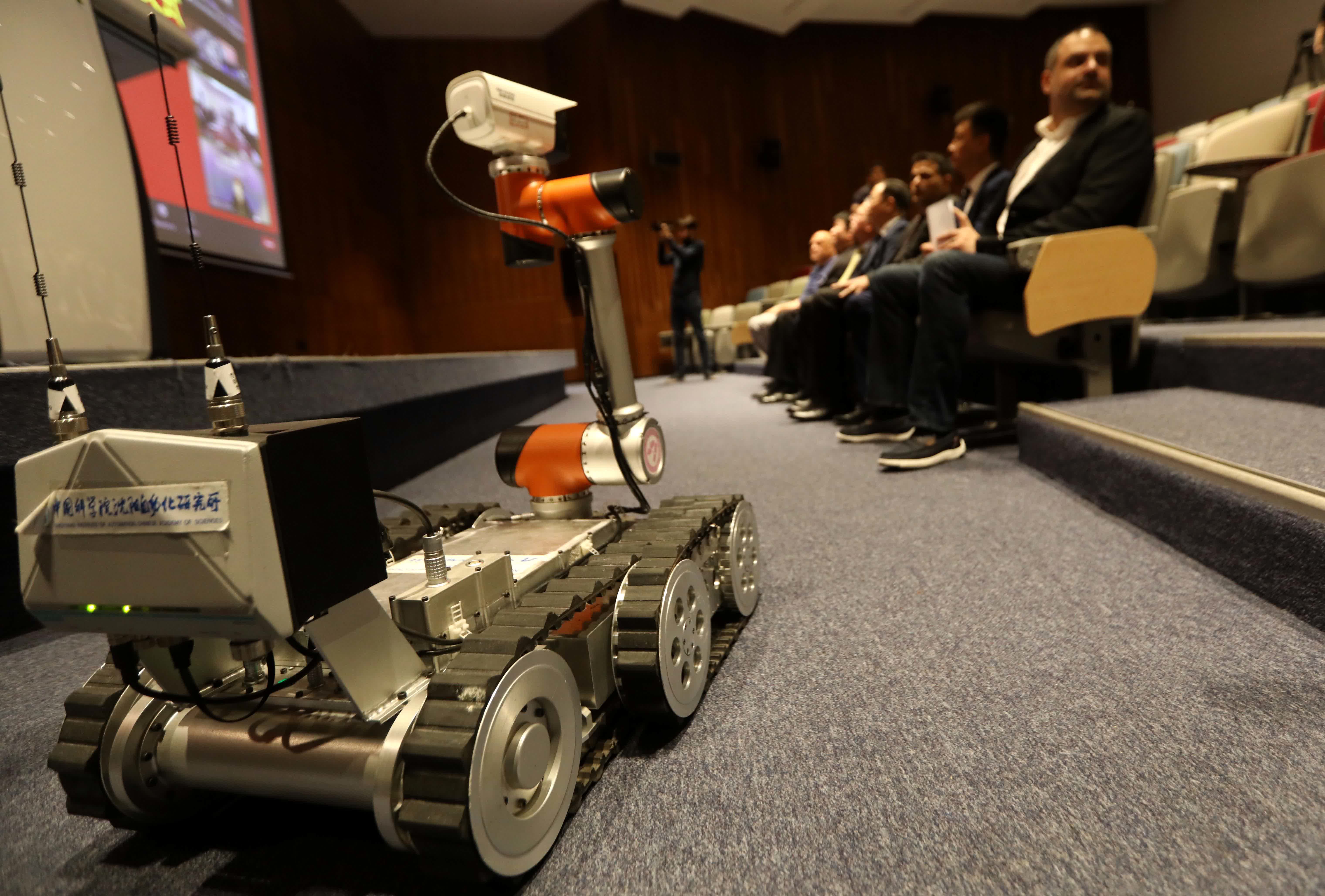 這是5月18日在黎巴嫩貝魯特美國大學拍攝的機器人。（新華社）
