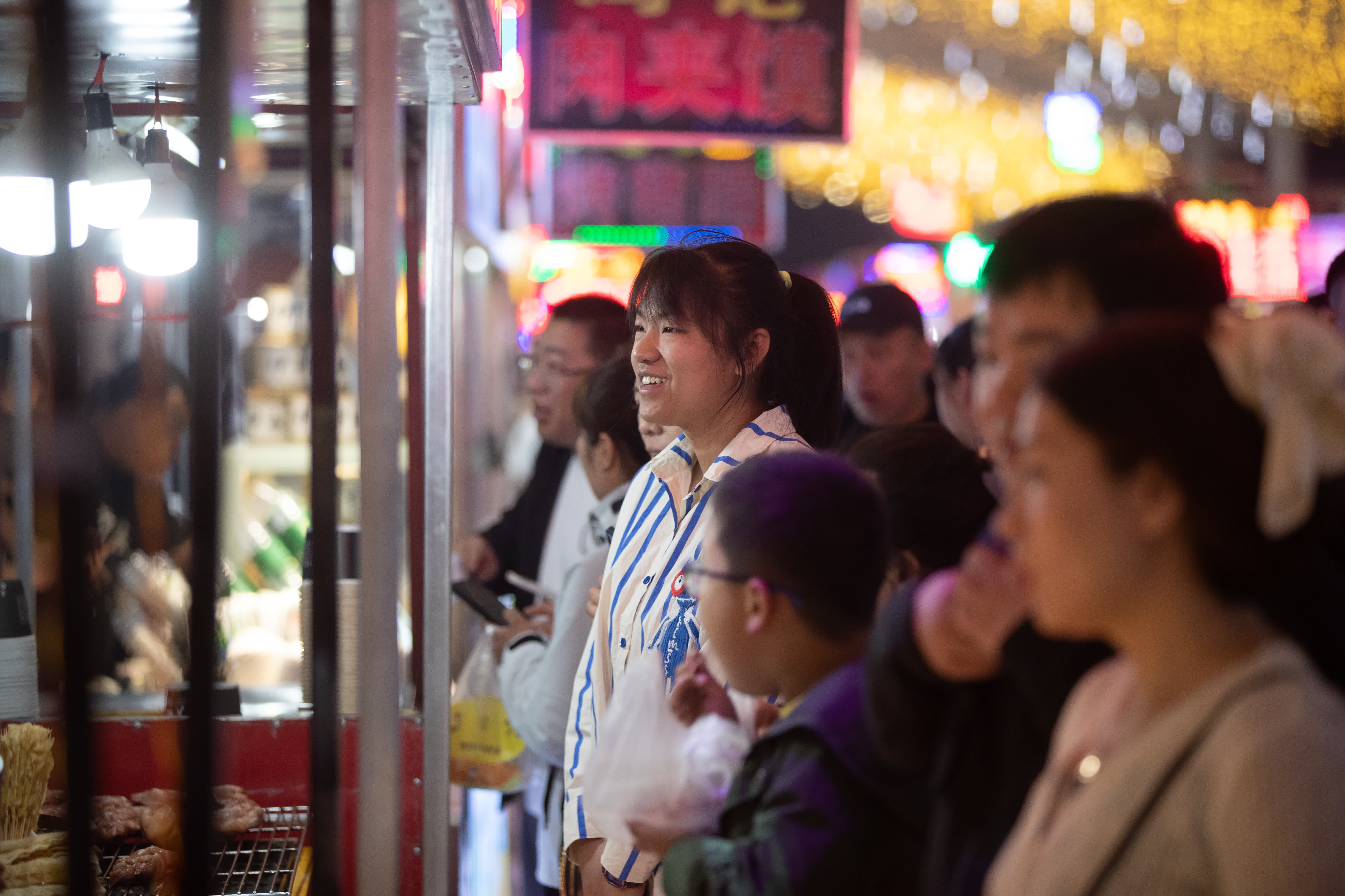 5月19日，遊客在伊春夜市排隊購買美食。（新華社）