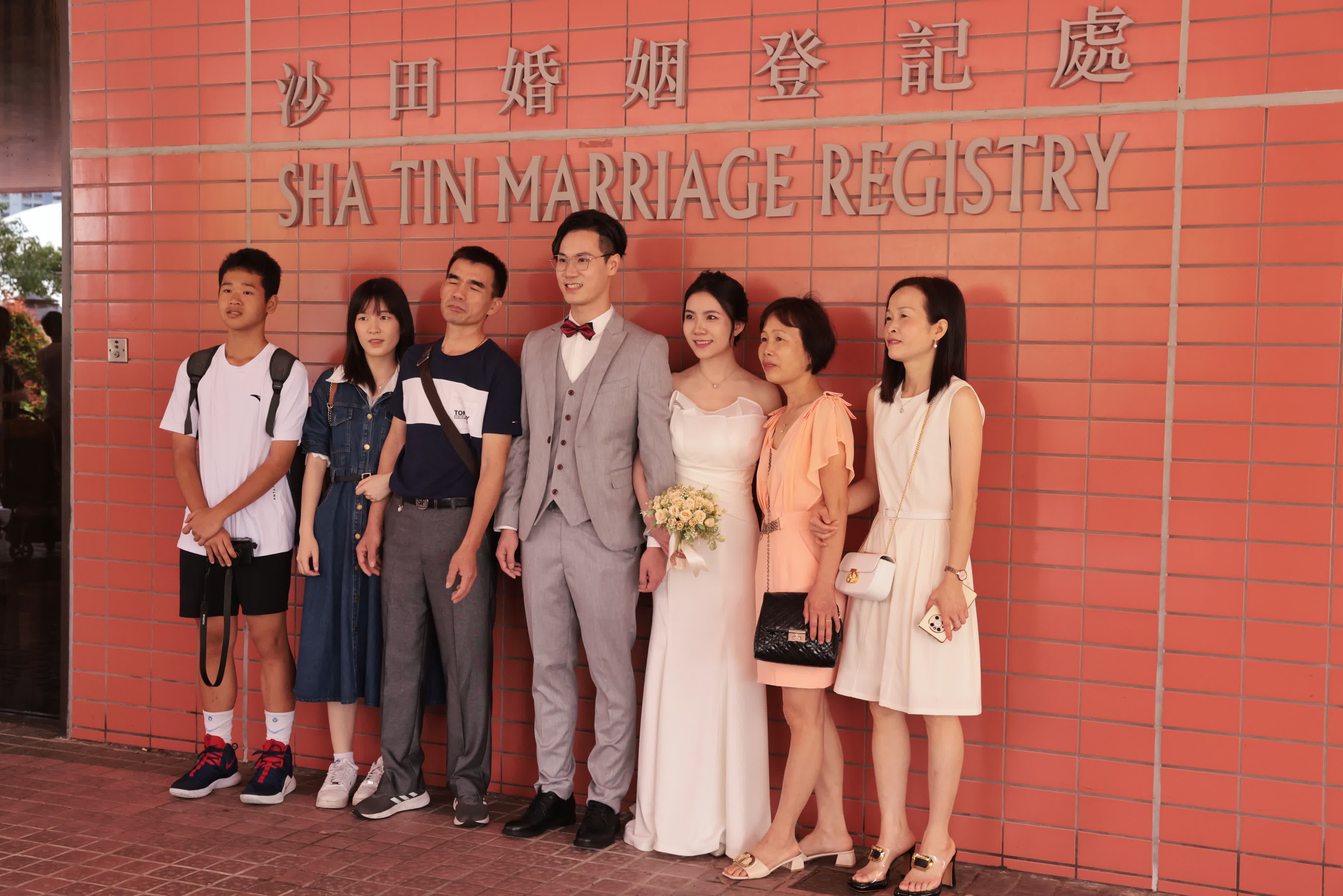 當日，香港沙田婚姻登記處人頭湧湧，前來登記結婚的香港市民絡繹不絕。（香港中通社）
