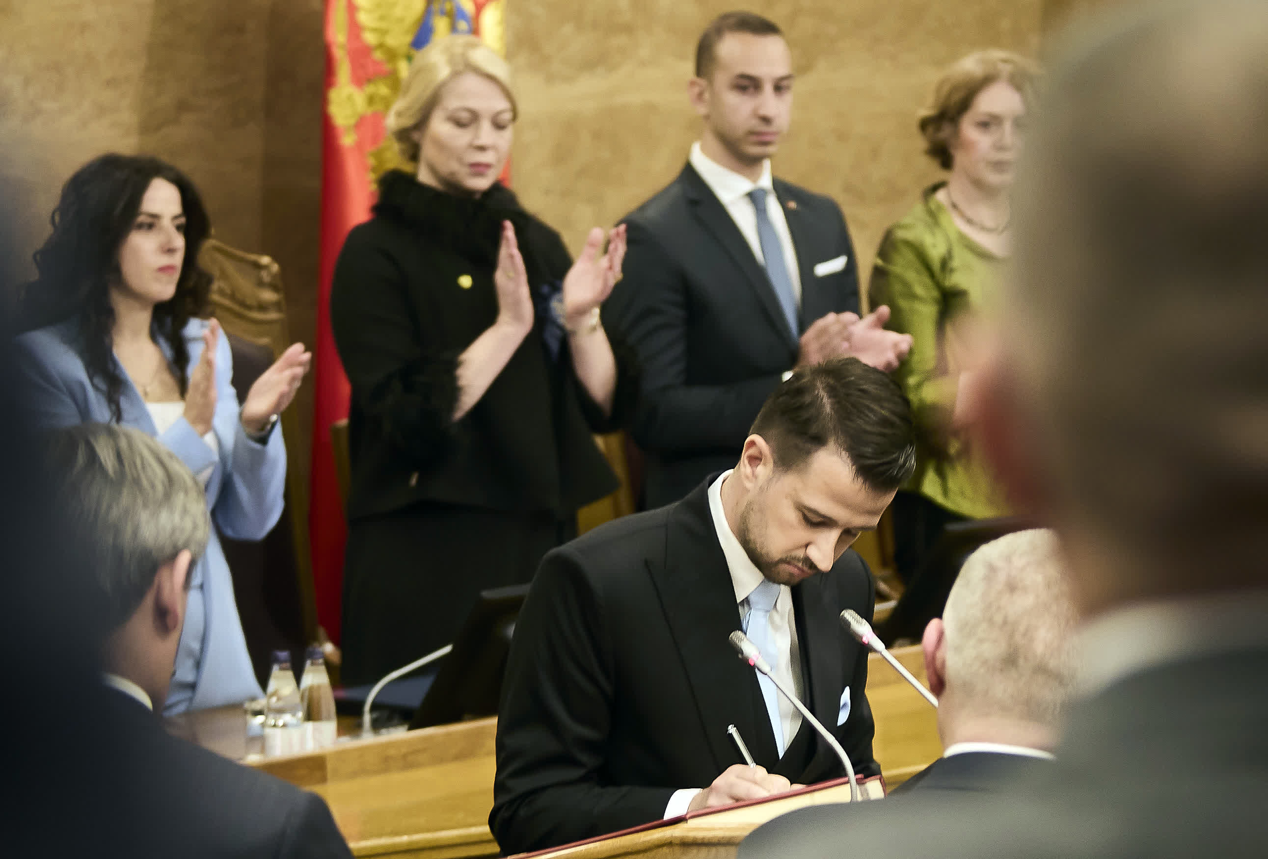 這是5月20日在黑山共和國首都波德戈里察舉行的新總統宣誓就職儀式上拍攝的當選總統米拉托維奇（前）。（新華社）