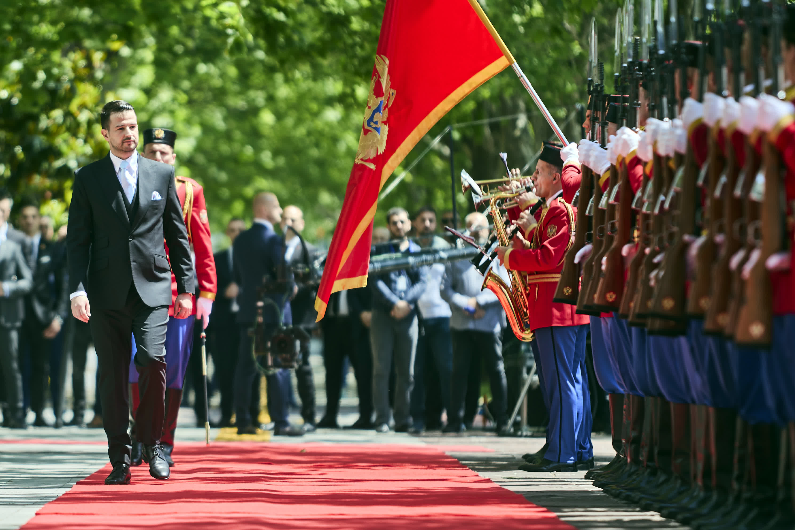 5月20日，在黑山共和國首都波德戈里察，黑山共和國當選總統米拉托維奇（左）在就職儀式現場檢閱儀仗隊。（新華社）