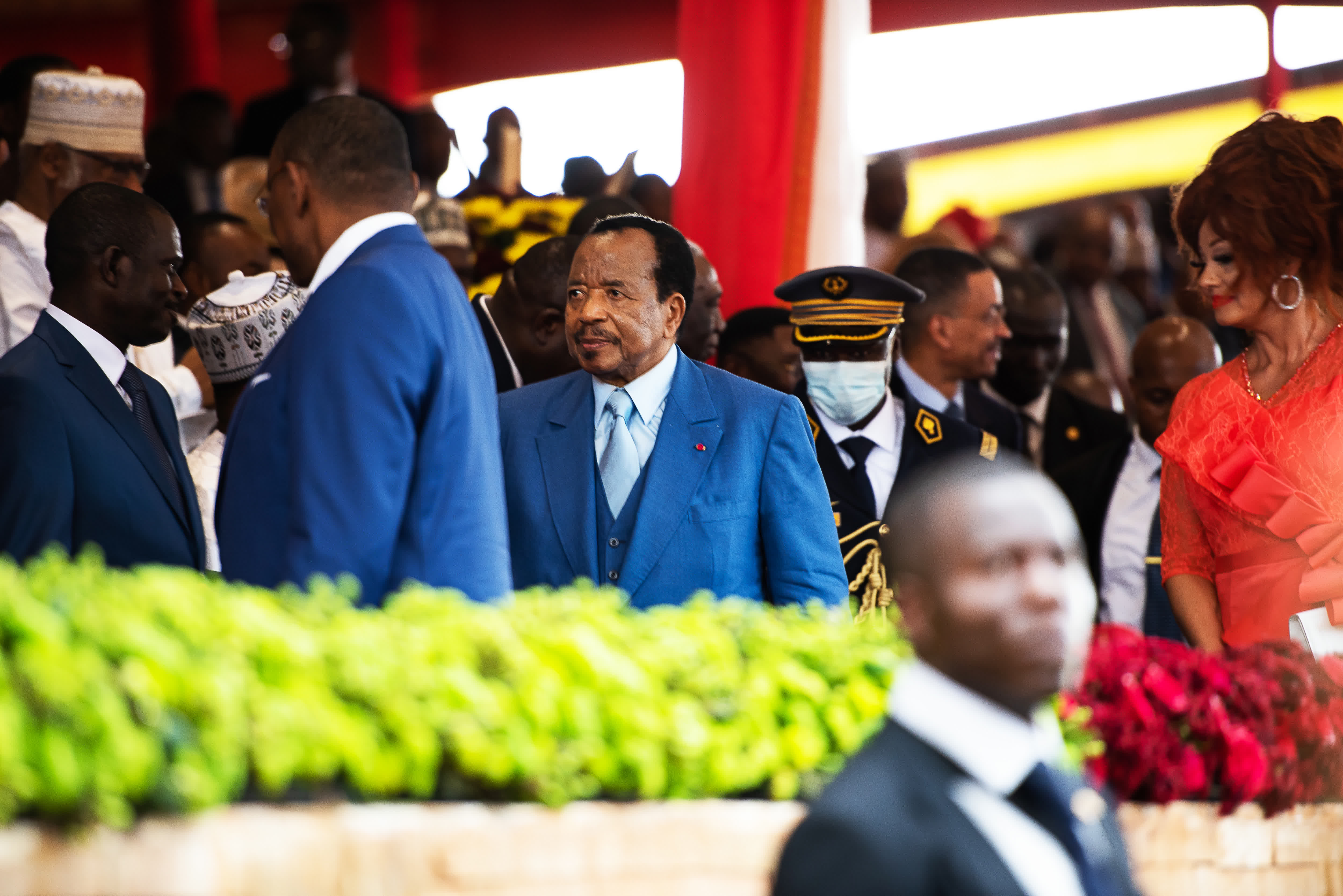 喀麥隆總統比亞（中）在首都雅溫得出席國慶慶祝活動。（新華社）
