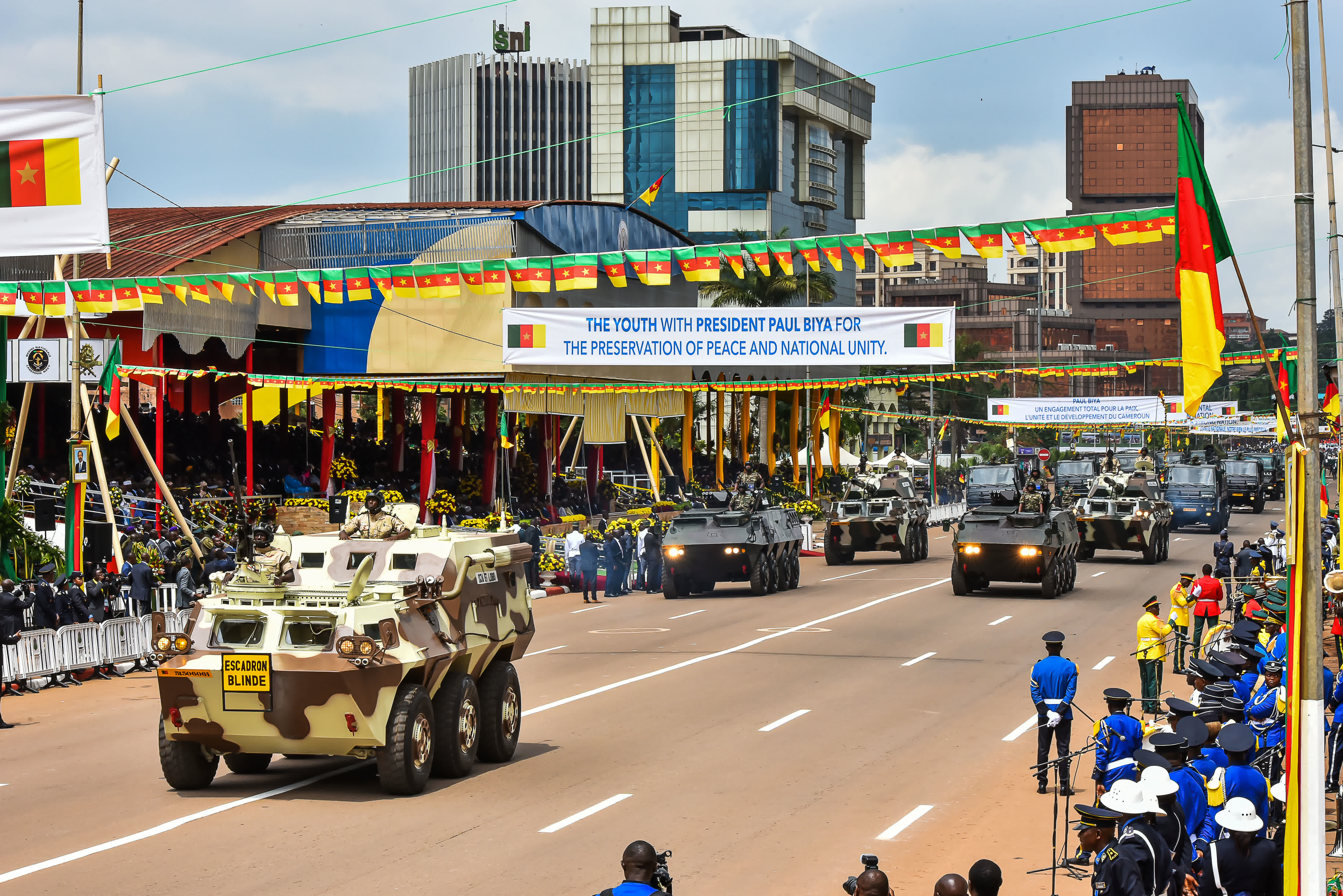 在喀麥隆首都雅溫得舉行的國慶慶祝活動上，裝甲車輛列隊行進。（新華社）