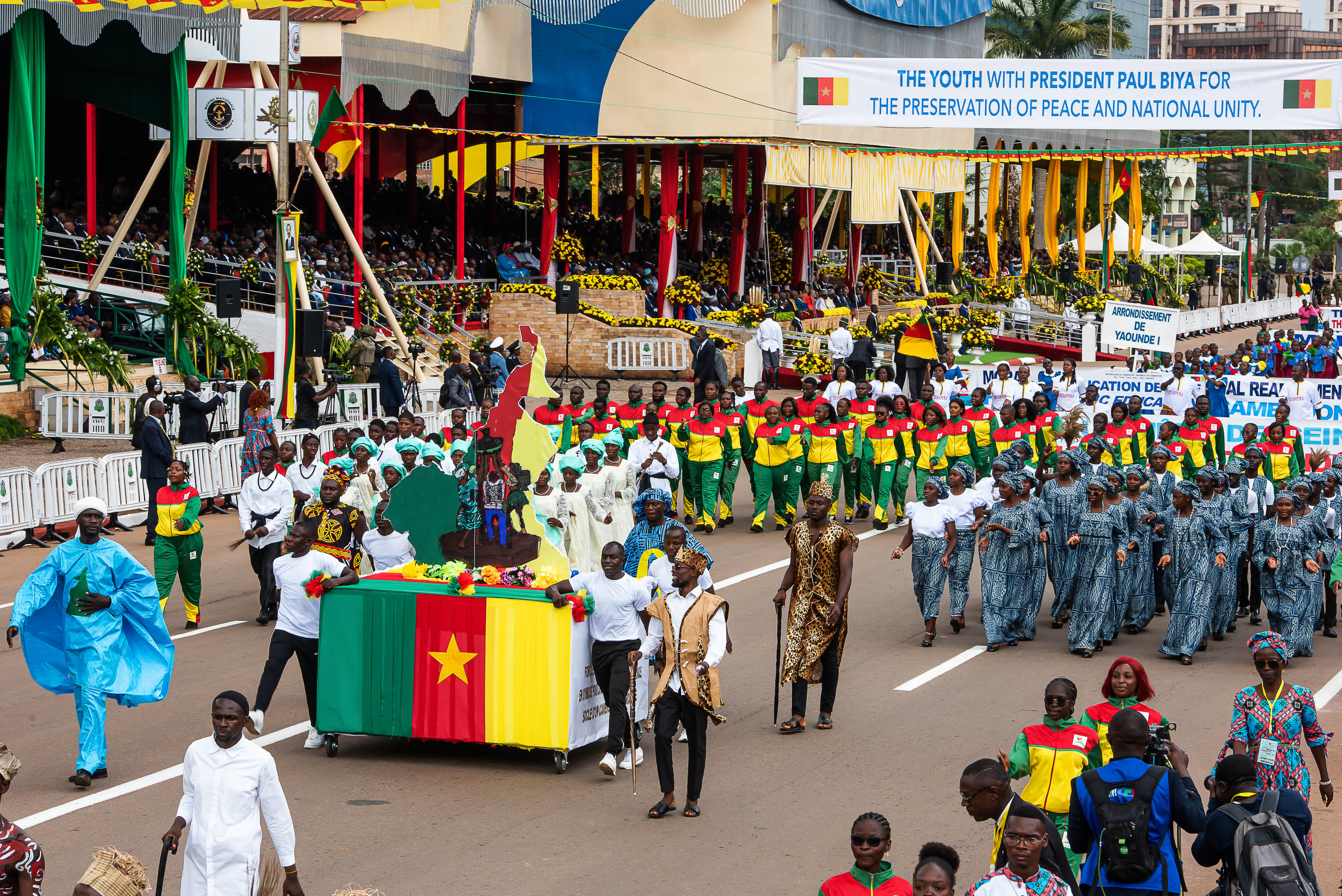在喀麥隆首都雅溫得舉行的國慶慶祝活動上，民眾列隊行進。（新華社）