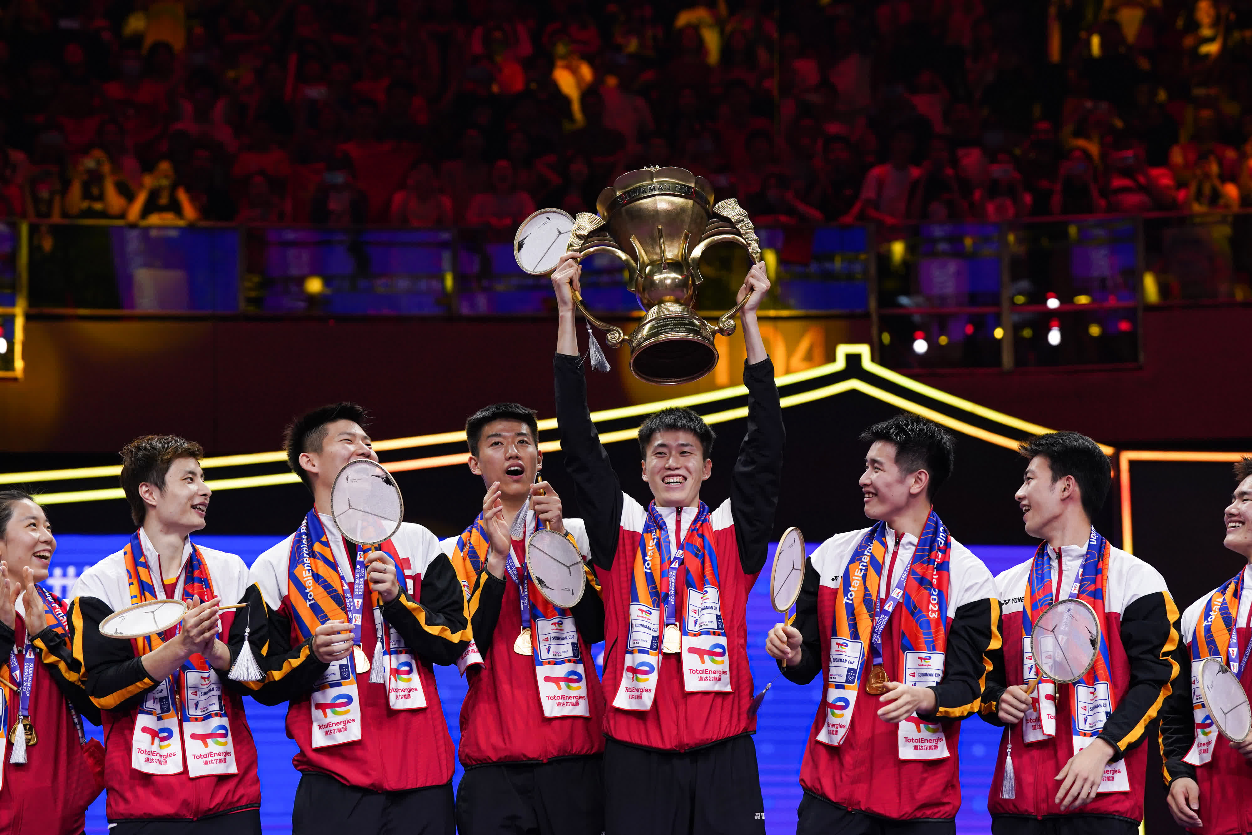 5月21日，中國隊選手歐烜屹（左五）在頒獎儀式上舉起蘇迪曼盃。（新華社）