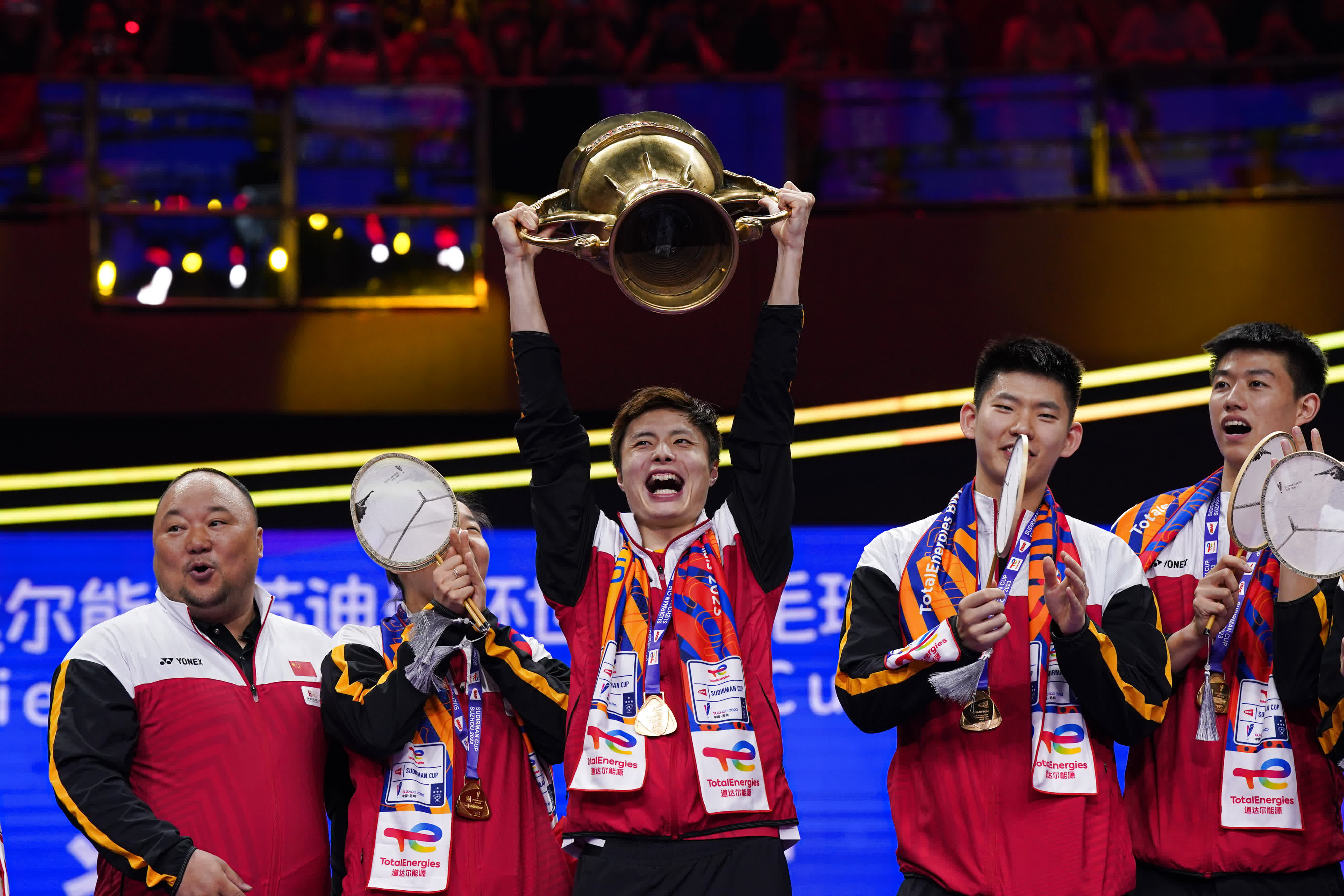 5月21日，中國隊選手石宇奇（中）在頒獎儀式上舉起蘇迪曼盃。（新華社）