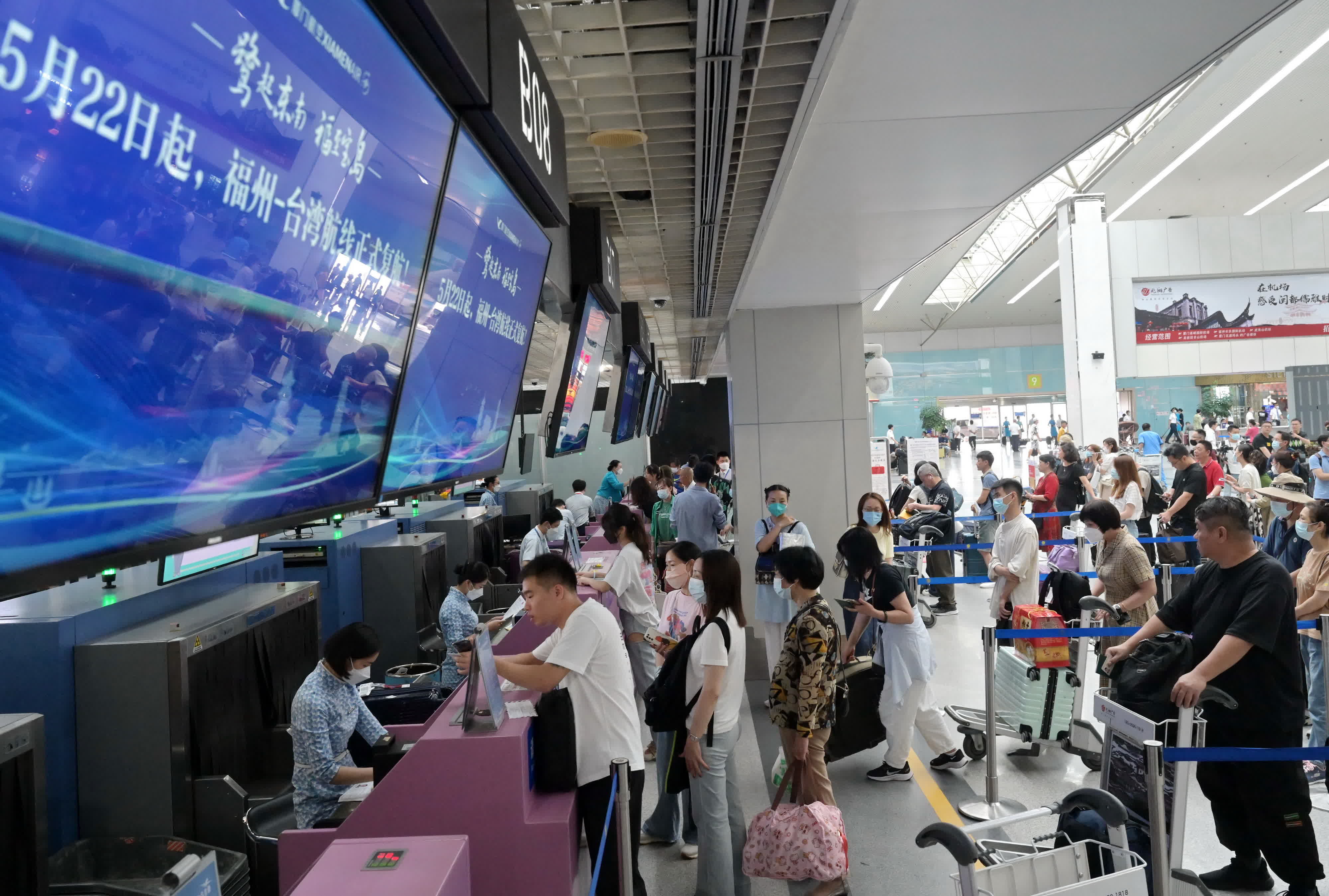 旅客在福州長樂國際機場辦理登機手續。