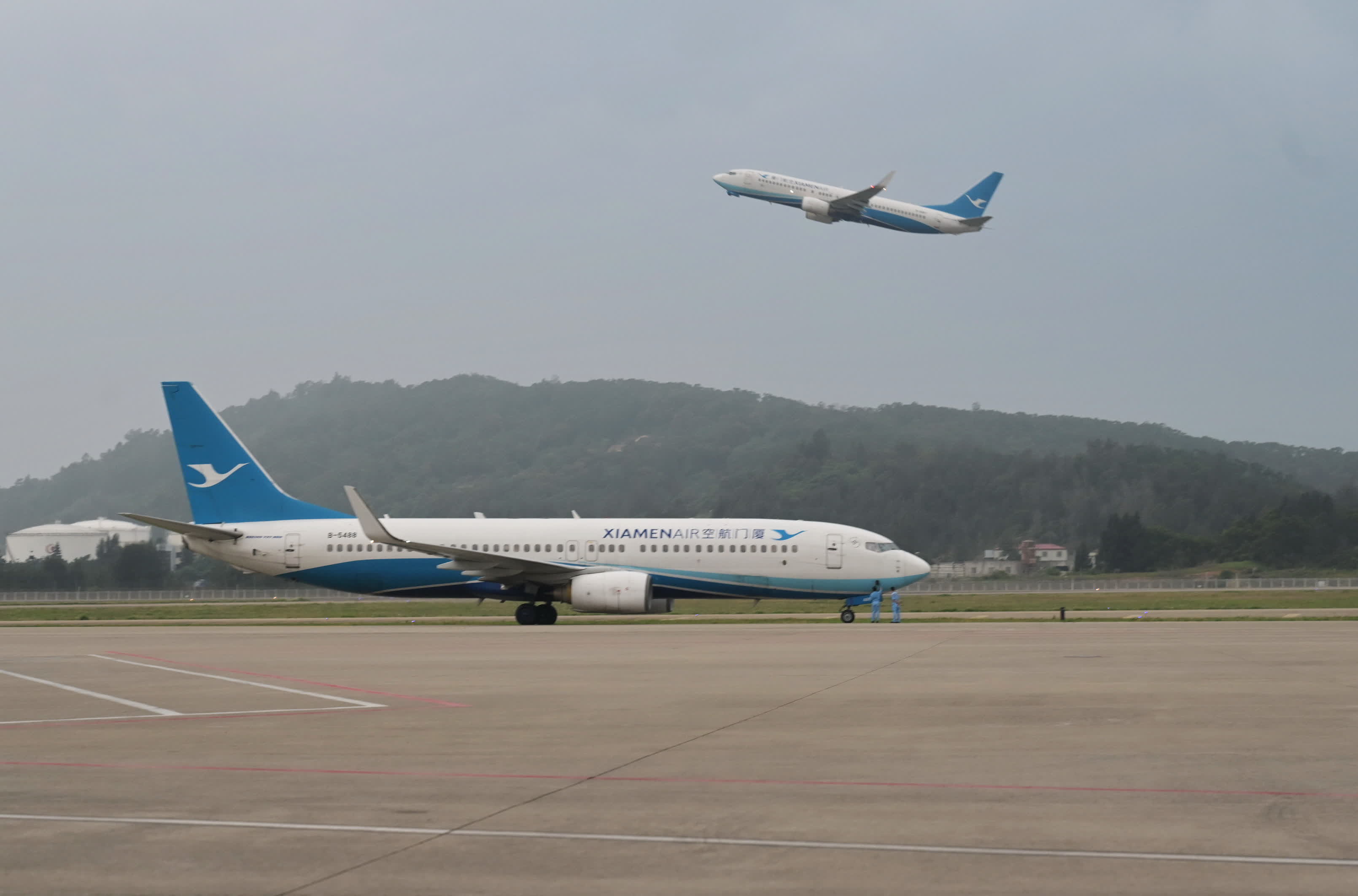 飛往台北松山機場的MF883航班在福州長樂國際機場停機坪上等候。