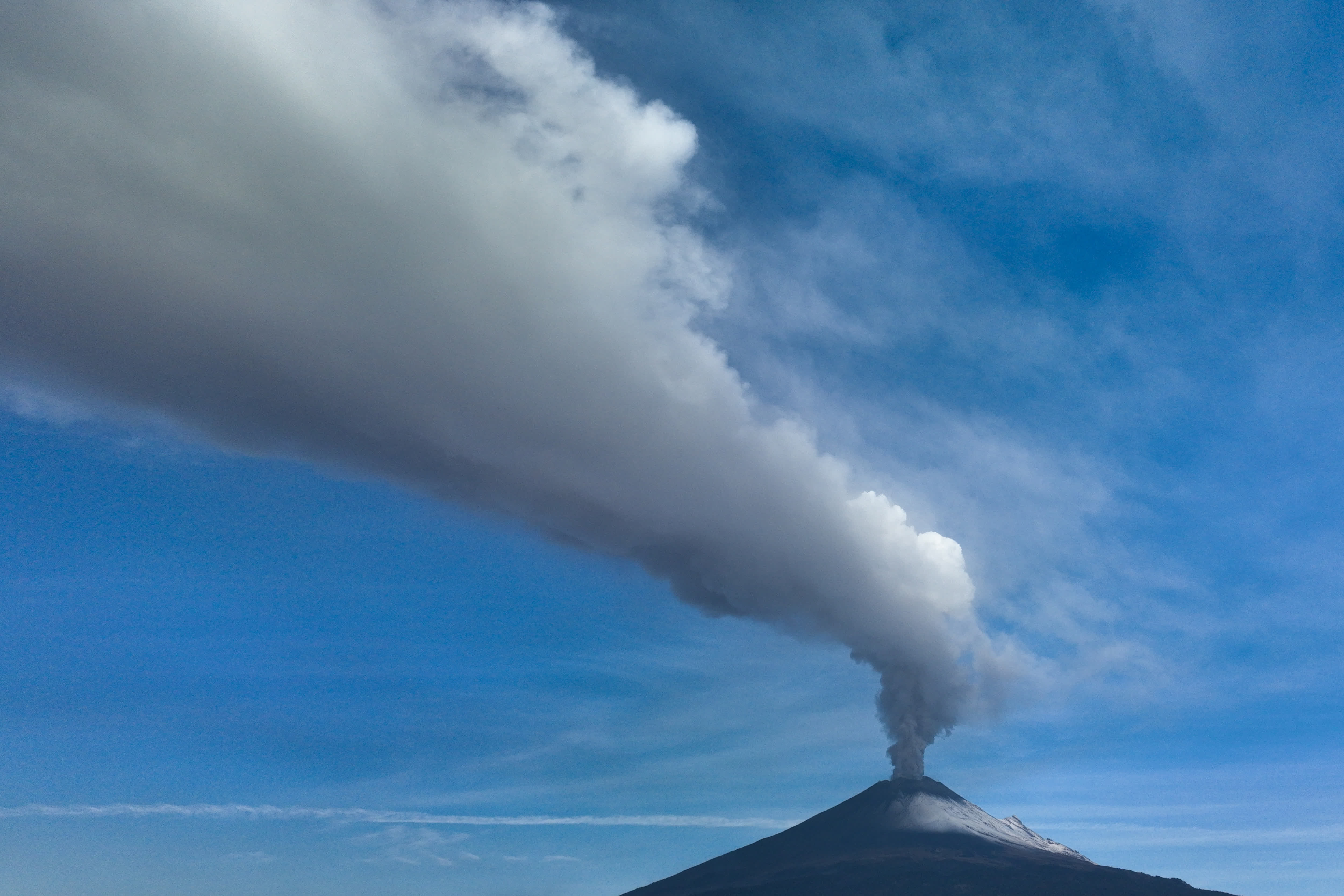 這是5月22日在墨西哥普埃布拉州拍攝的波波卡特佩特火山（無人機照片）。