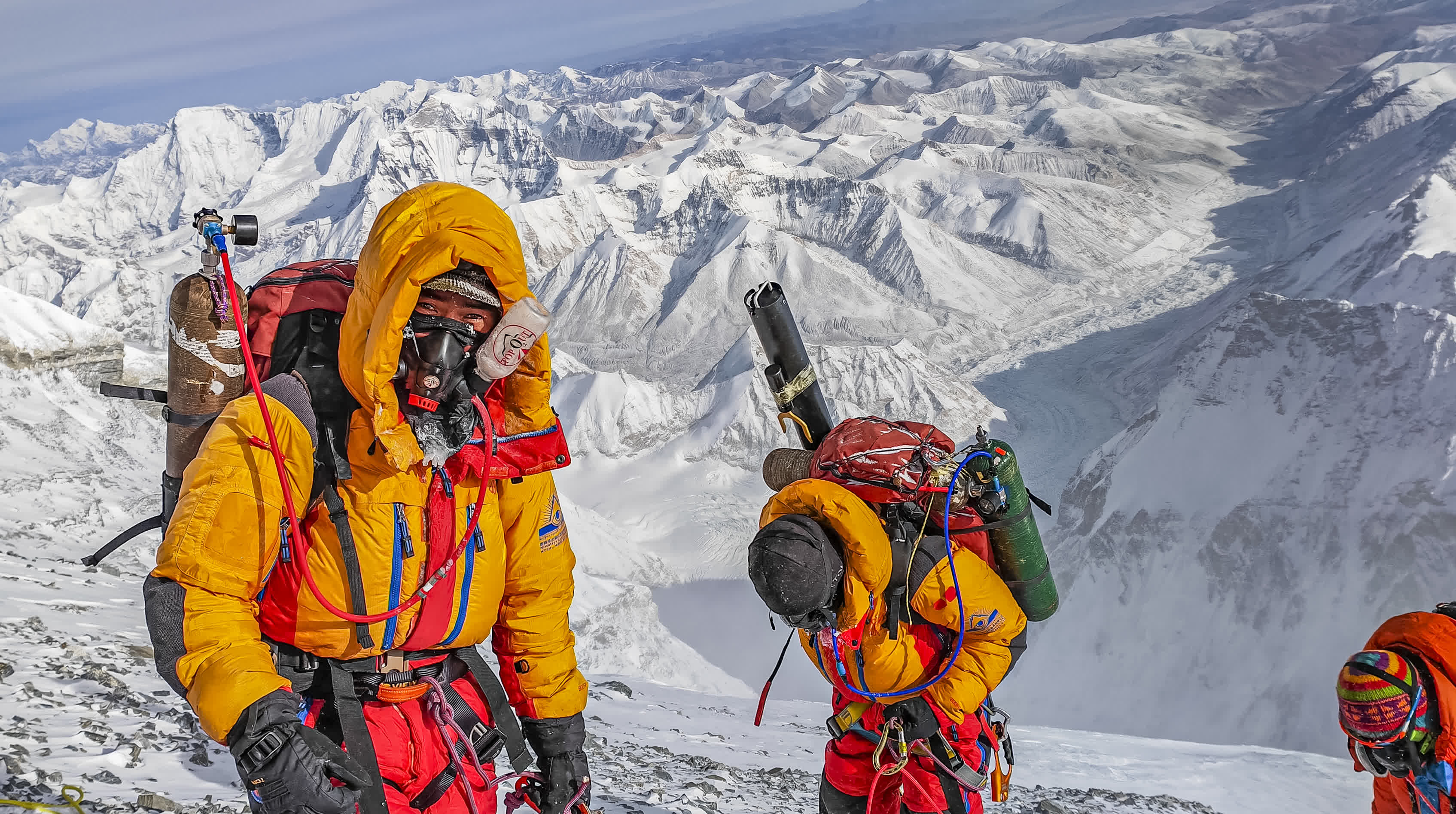 5月23日，2023年珠峰科考登頂隊員在衝頂。（新華社）
