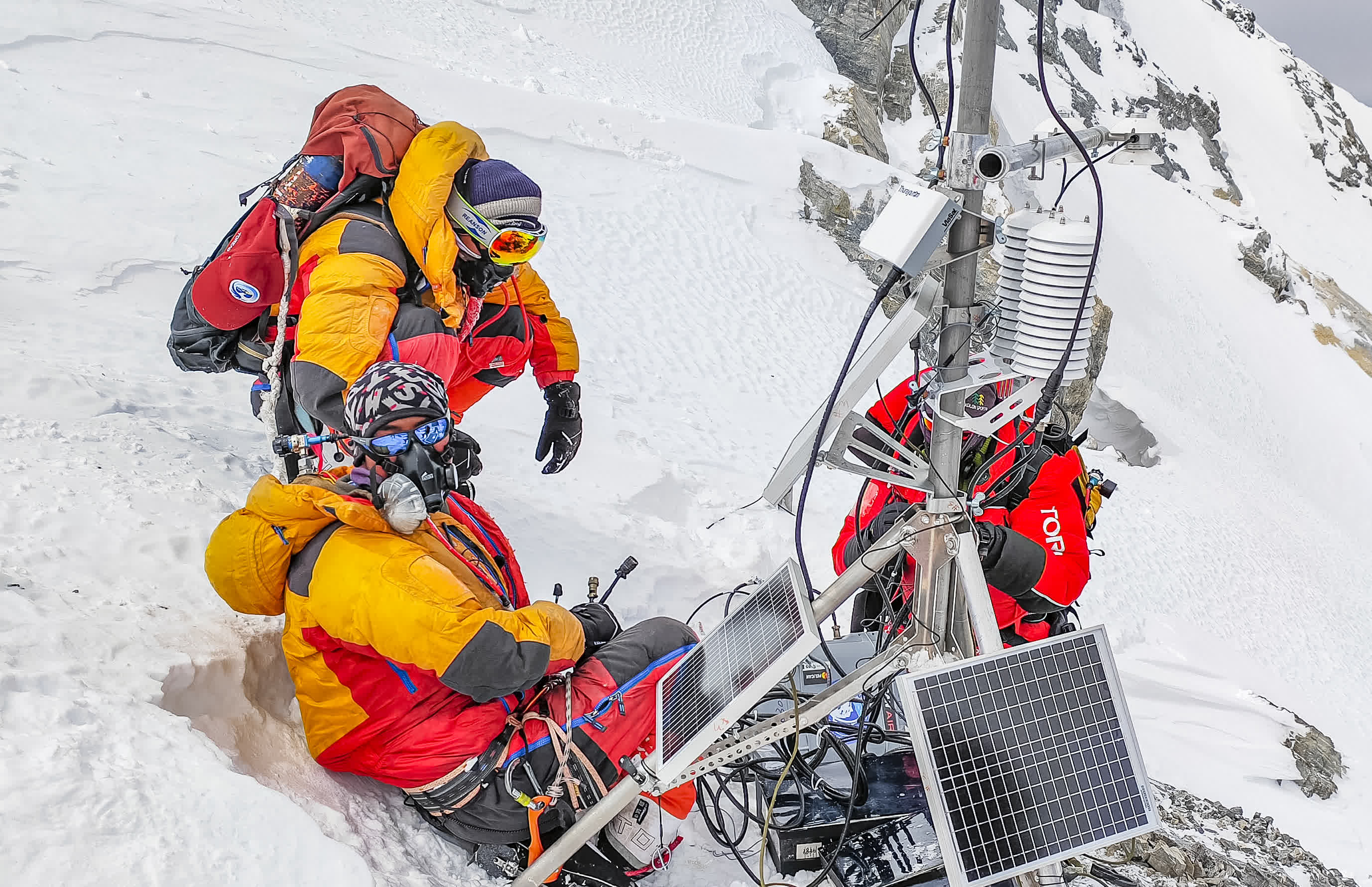 5月23日，科考登頂隊員在珠峰海拔約8830米處維護升級自動氣象站。（新華社）