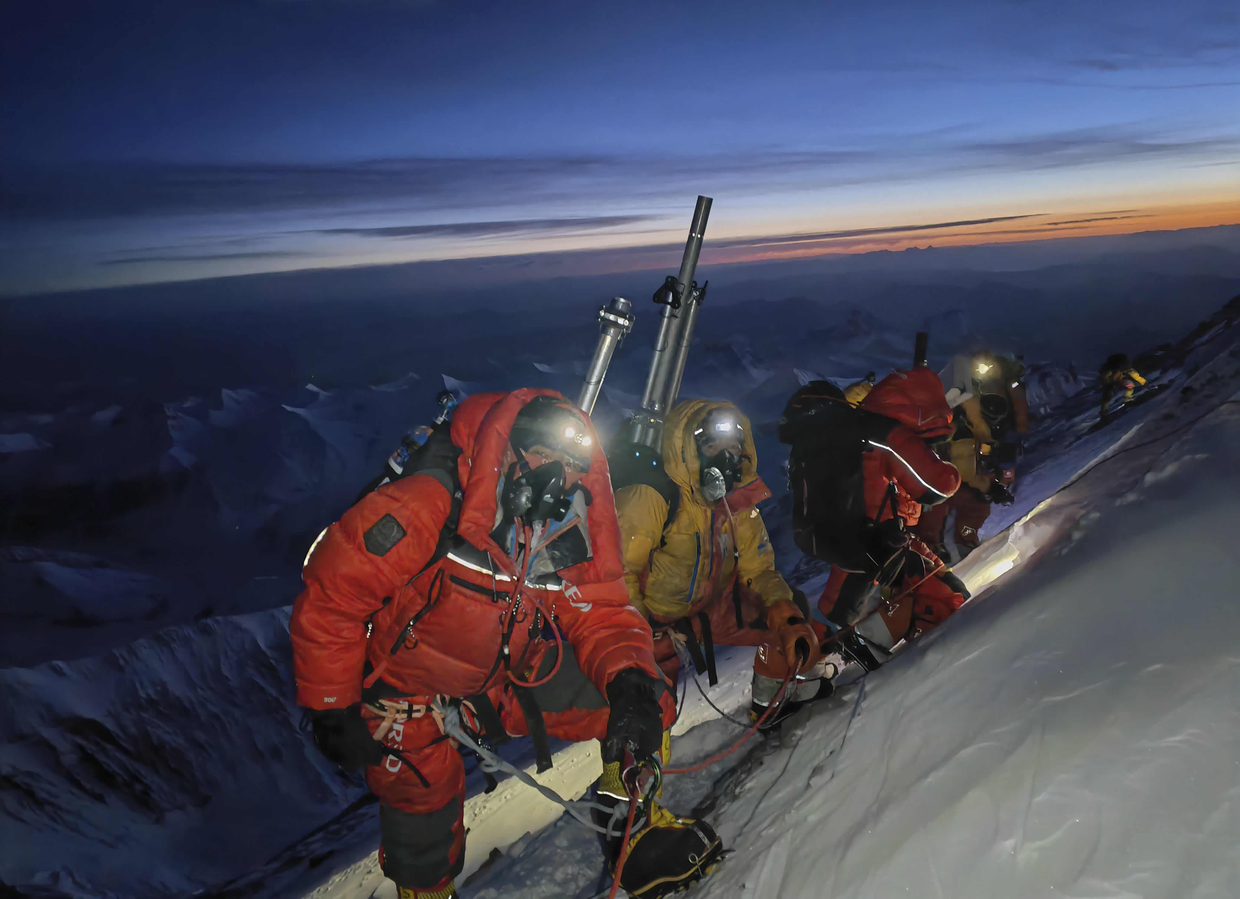 5月23日，2023年珠峰科考登頂隊員在衝頂。（新華社）