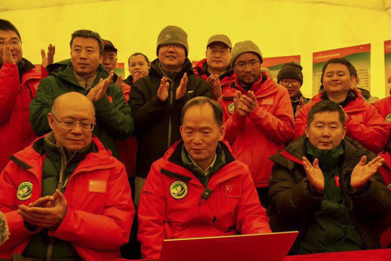 5月23日，登頂科考隊員從海拔8830米的自動氣象站成功傳回數據後，大本營工作人員鼓掌慶祝。（新華社）